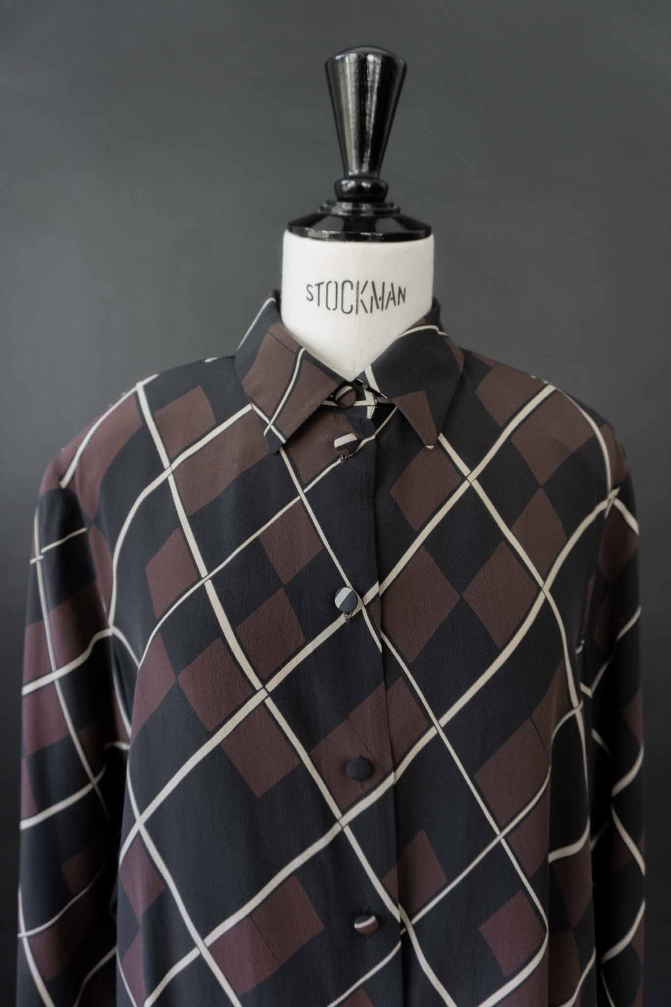 Vintage Seidenbluse mit geometrischem Muster in Schwarz, Braun und Weiß aus den 80ern – nachhaltige Vintage Mode von theplaincircle vintage