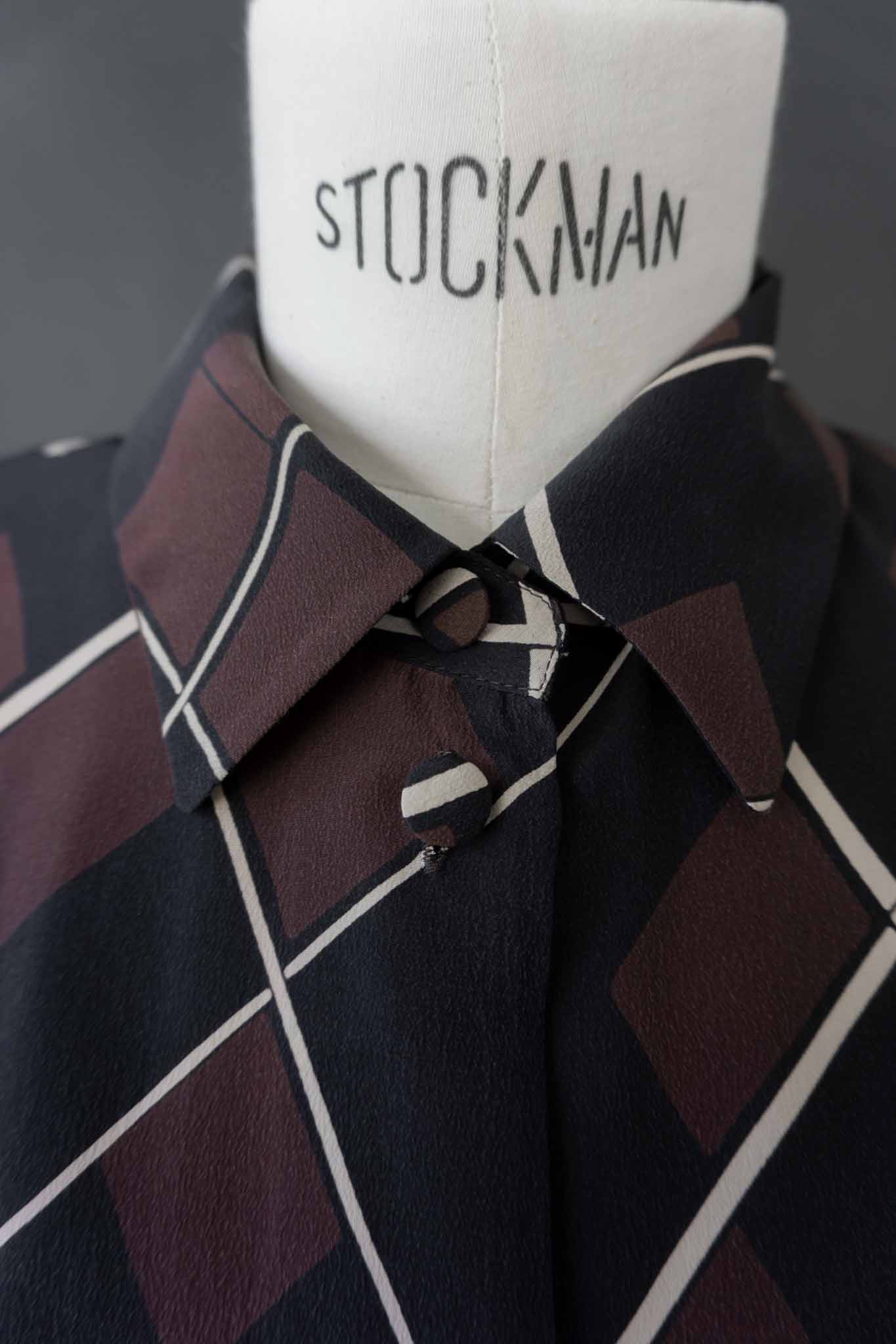 Vintage Seidenbluse mit geometrischem Muster in Schwarz, Braun und Weiß aus den 80ern – nachhaltige Vintage Mode von theplaincircle vintage