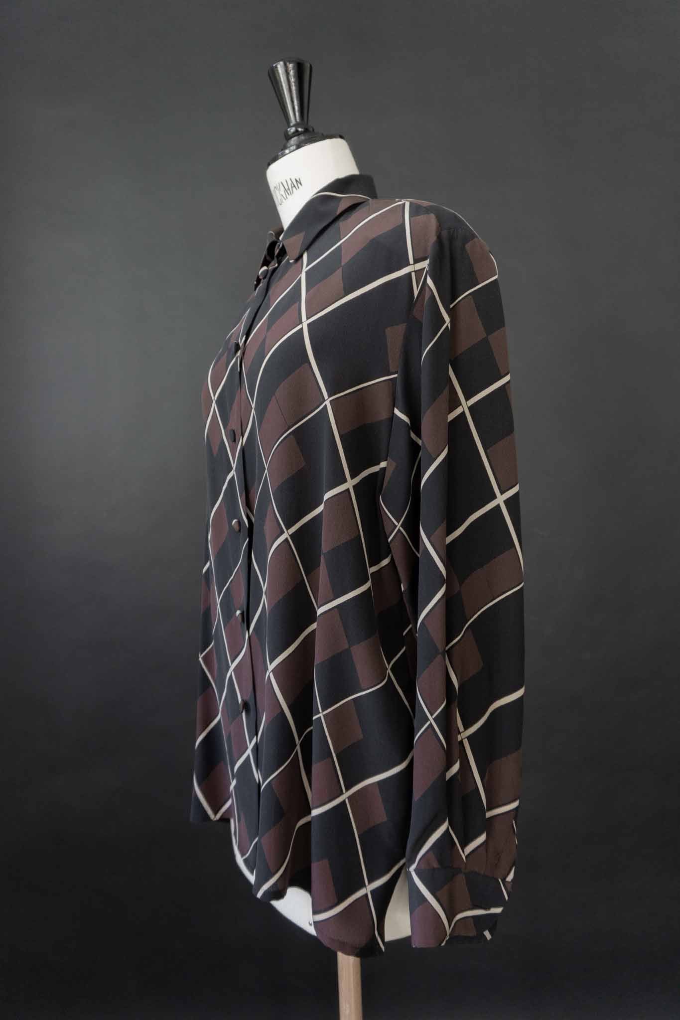 Vintage Seidenbluse mit geometrischem Muster in Schwarz, Braun und Weiß aus den 80ern – nachhaltige Vintage Mode von theplaincircle vintage