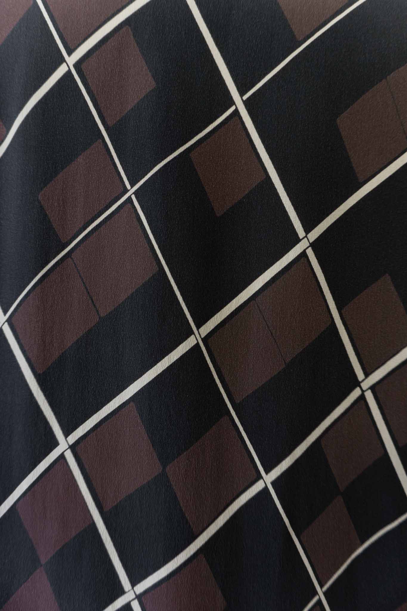 Vintage Seidenbluse mit geometrischem Muster in Schwarz, Braun und Weiß aus den 80ern – nachhaltige Vintage Mode von theplaincircle vintage
