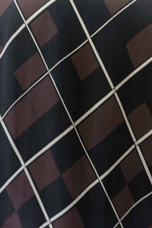 Vintage Seidenbluse mit geometrischem Muster in Schwarz, Braun und Weiß aus den 80ern – nachhaltige Vintage Mode von theplaincircle vintage