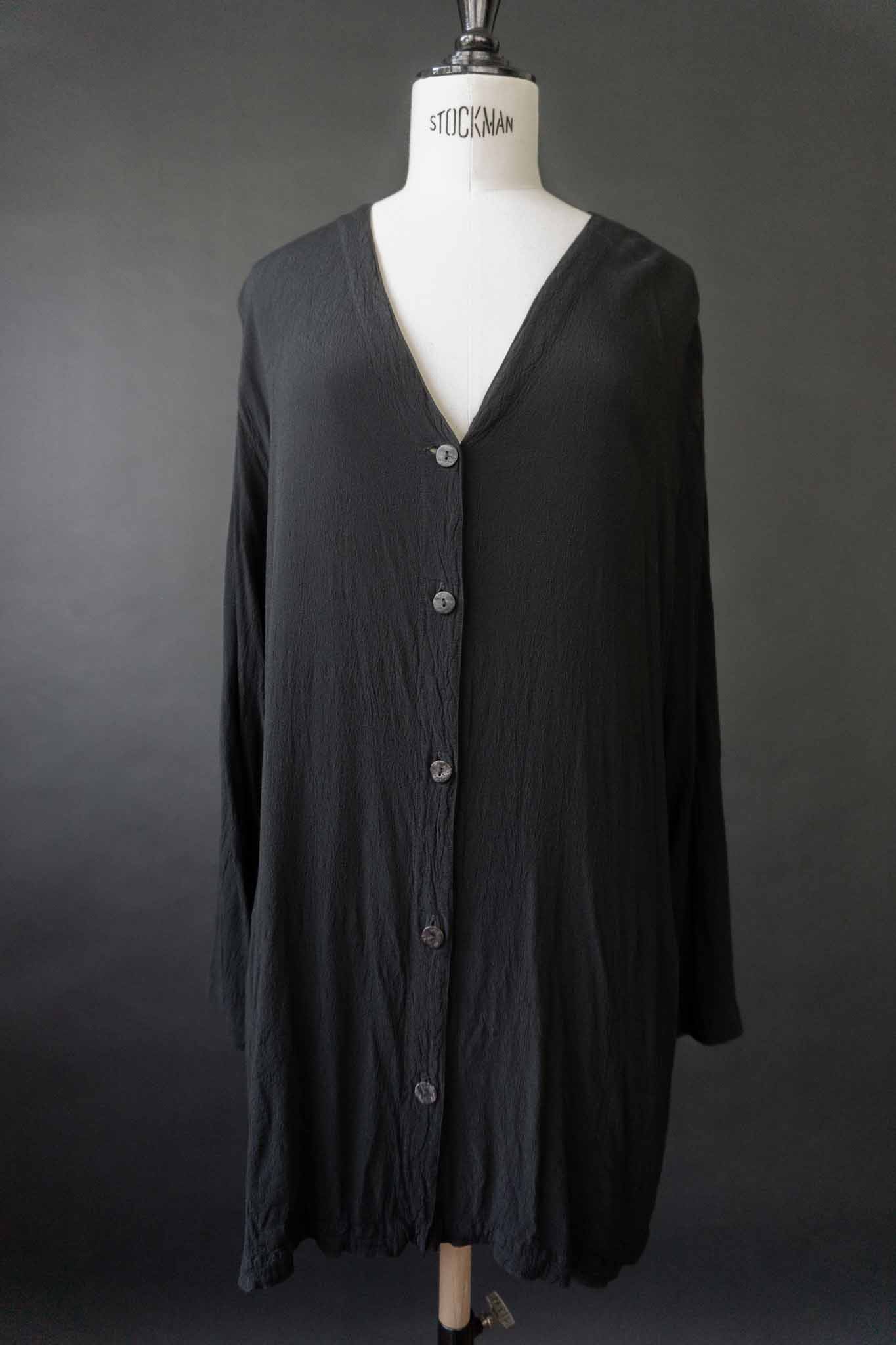 Schwarze Vintage-Bluse aus 100 % Rayon mit matter Struktur – minimalistisches Essential von theplaincircle vintage