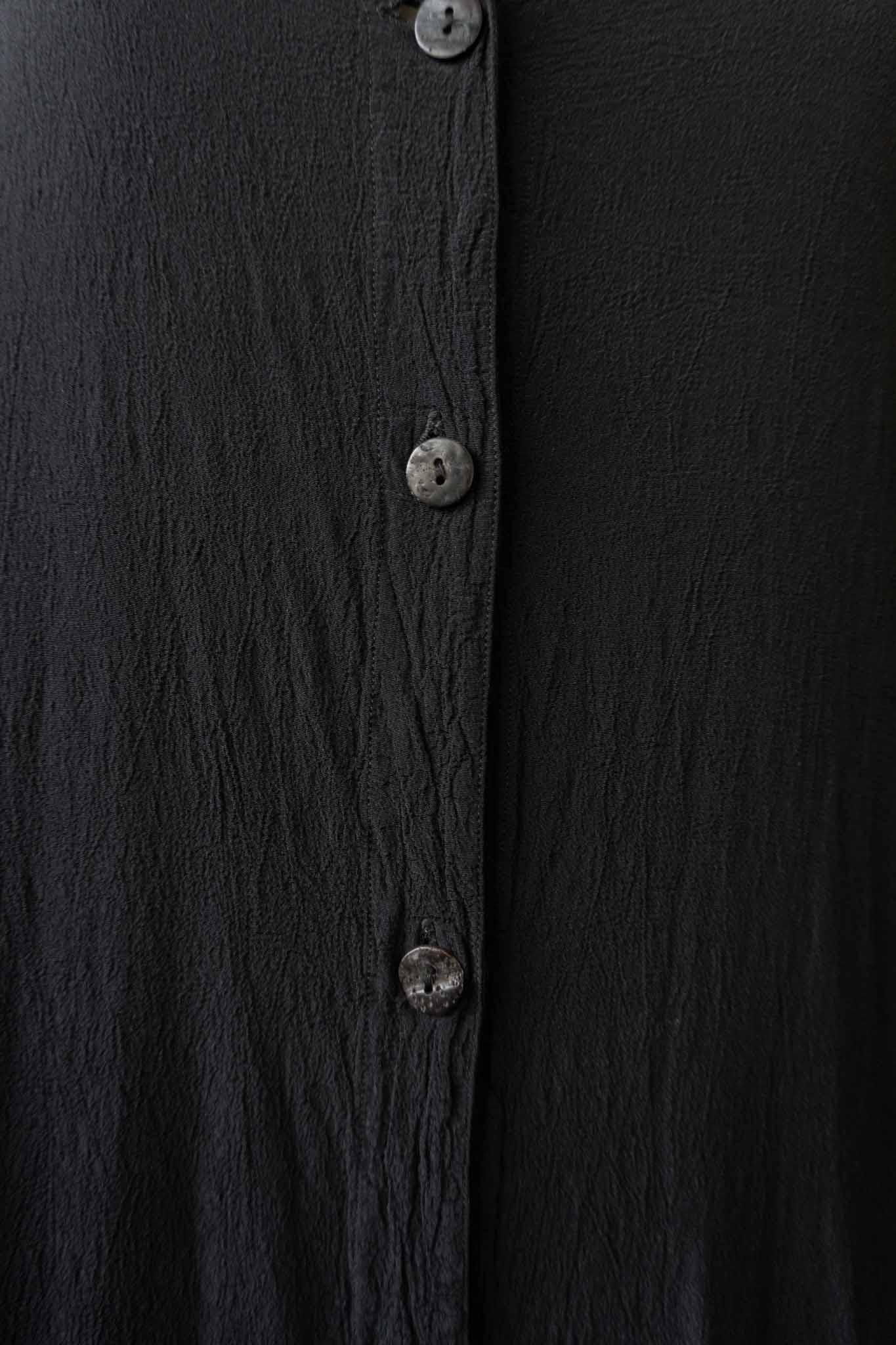Schwarze Vintage-Bluse aus 100 % Rayon mit matter Struktur – minimalistisches Essential von theplaincircle vintage