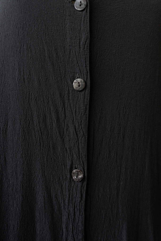 Schwarze Vintage-Bluse aus 100 % Rayon mit matter Struktur – minimalistisches Essential von theplaincircle vintage