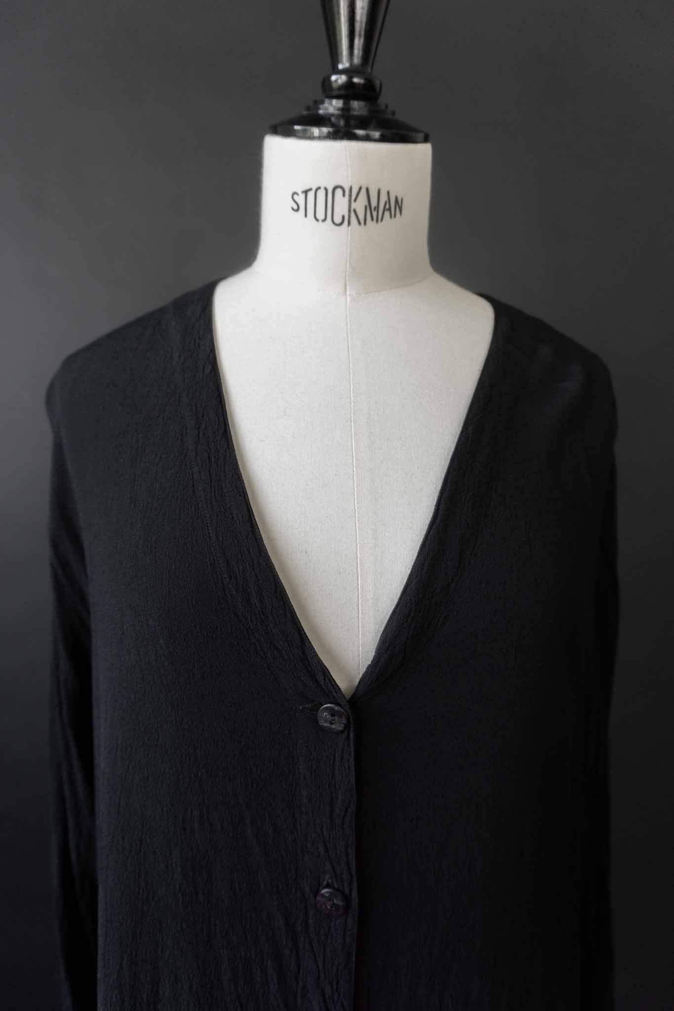 Schwarze Vintage-Bluse aus 100 % Rayon mit matter Struktur – minimalistisches Essential von theplaincircle vintage