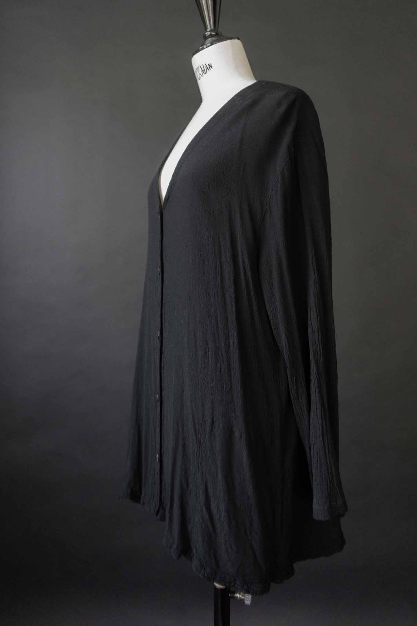 Schwarze Vintage-Bluse aus 100 % Rayon mit matter Struktur – minimalistisches Essential von theplaincircle vintage