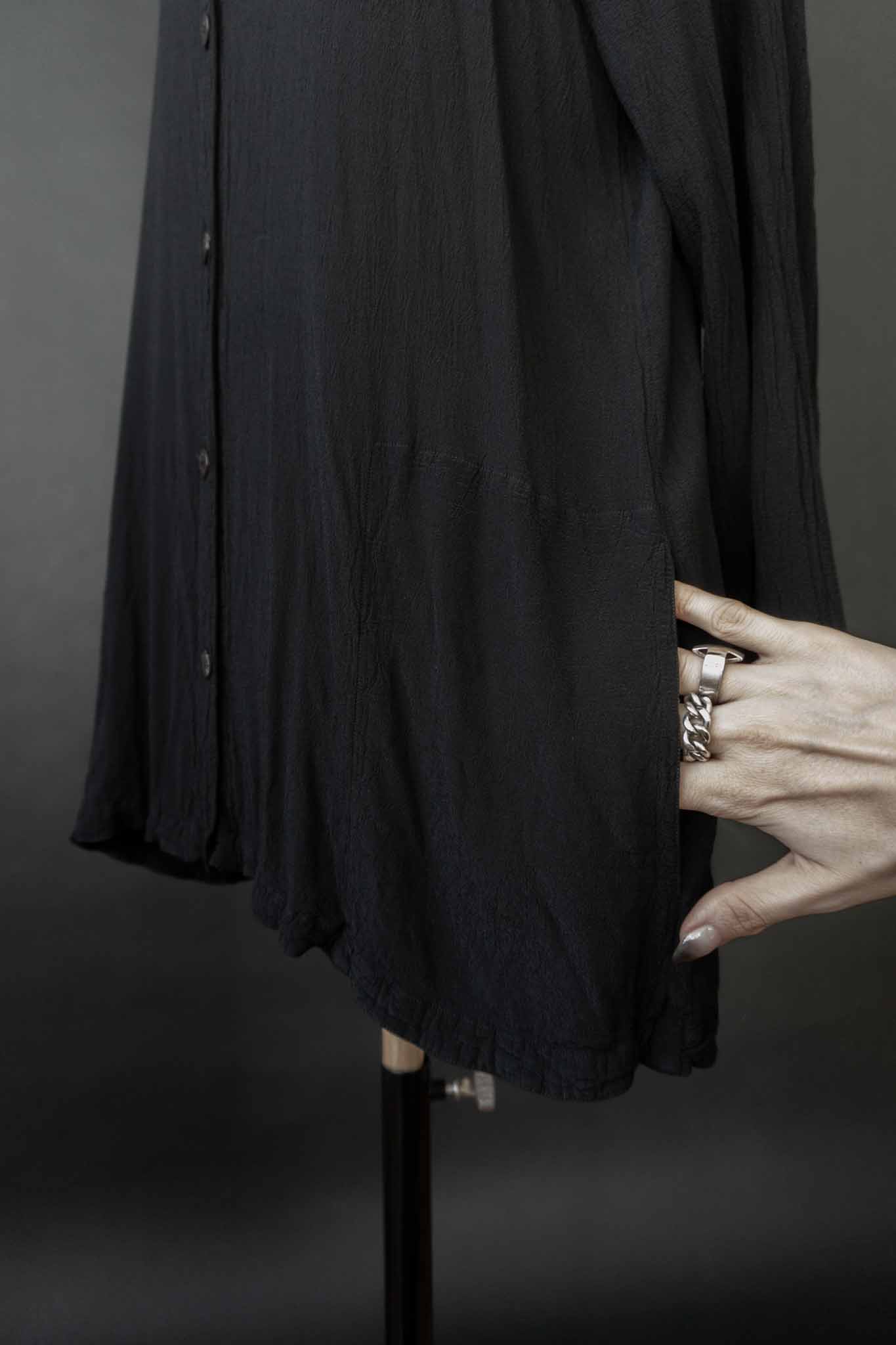 Schwarze Vintage-Bluse aus 100 % Rayon mit matter Struktur – minimalistisches Essential von theplaincircle vintage