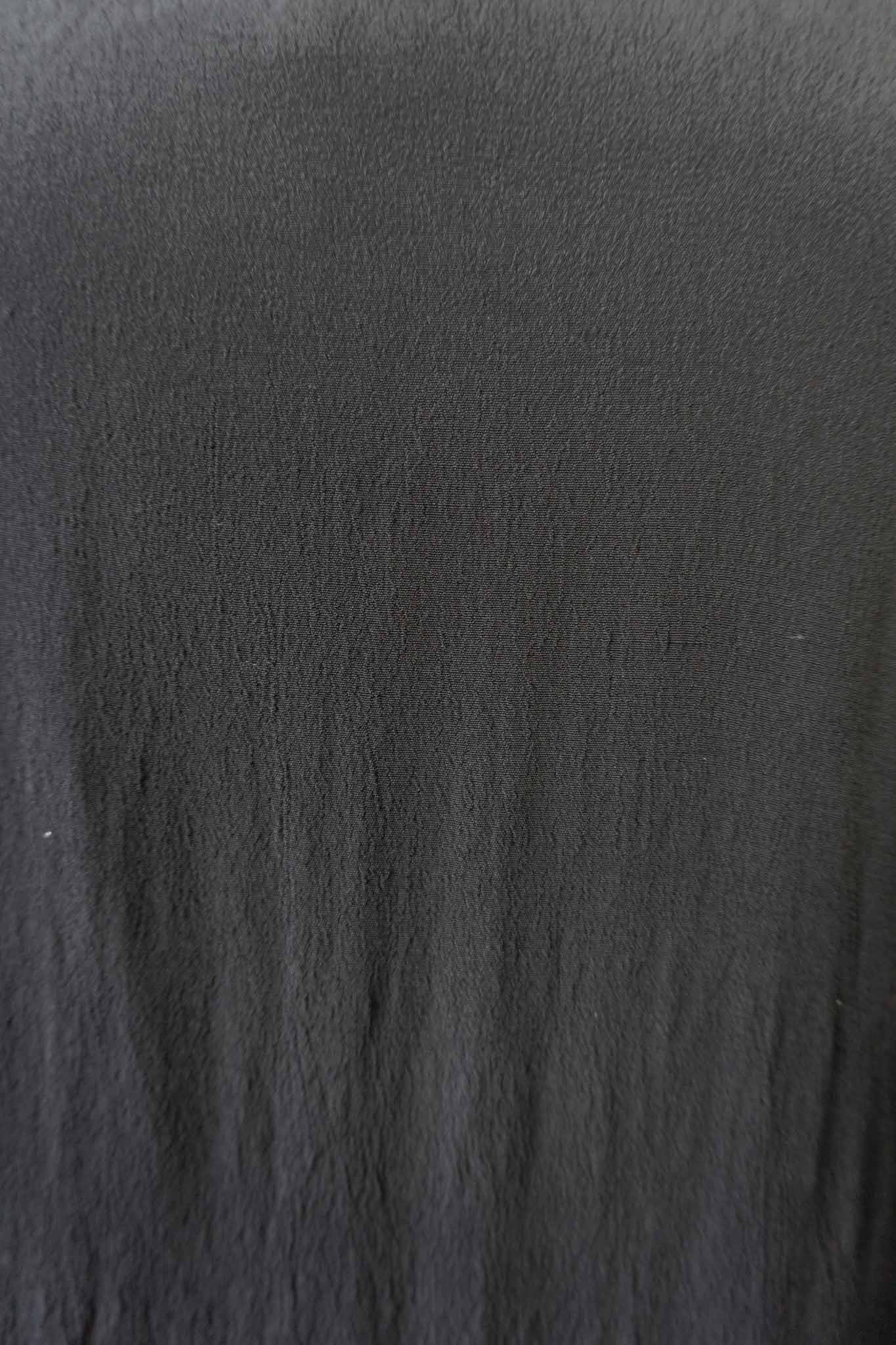 Schwarze Vintage-Bluse aus 100 % Rayon mit matter Struktur – minimalistisches Essential von theplaincircle vintage