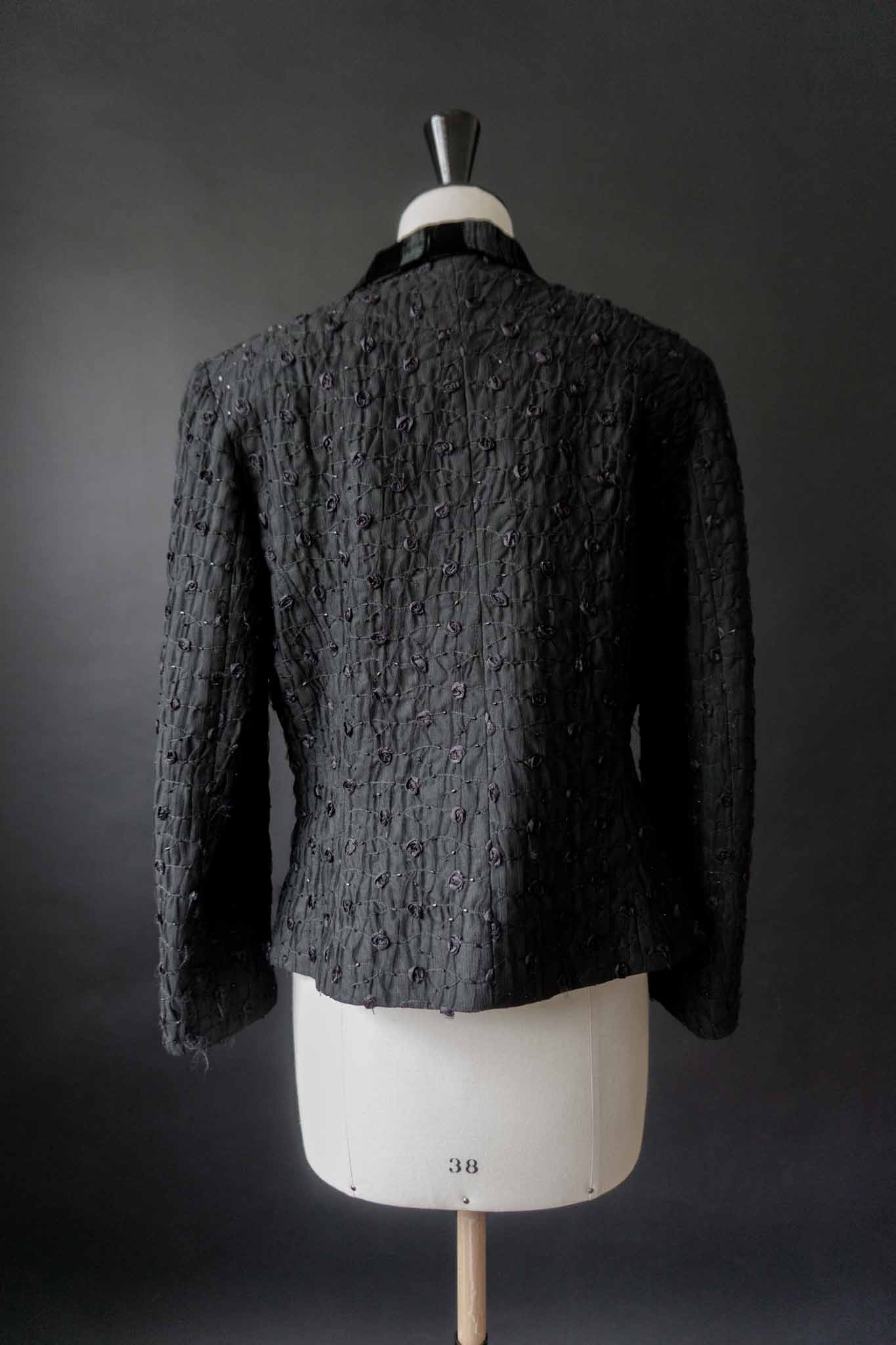 Schwarzer Vintage-Blazer mit Samtkragen und strukturierter Stickerei – feminine Silhouette im Dark Elegance Stil von theplaincircle vintage