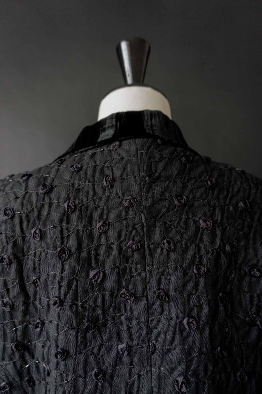 Schwarzer Vintage-Blazer mit Samtkragen und strukturierter Stickerei – feminine Silhouette im Dark Elegance Stil von theplaincircle vintage