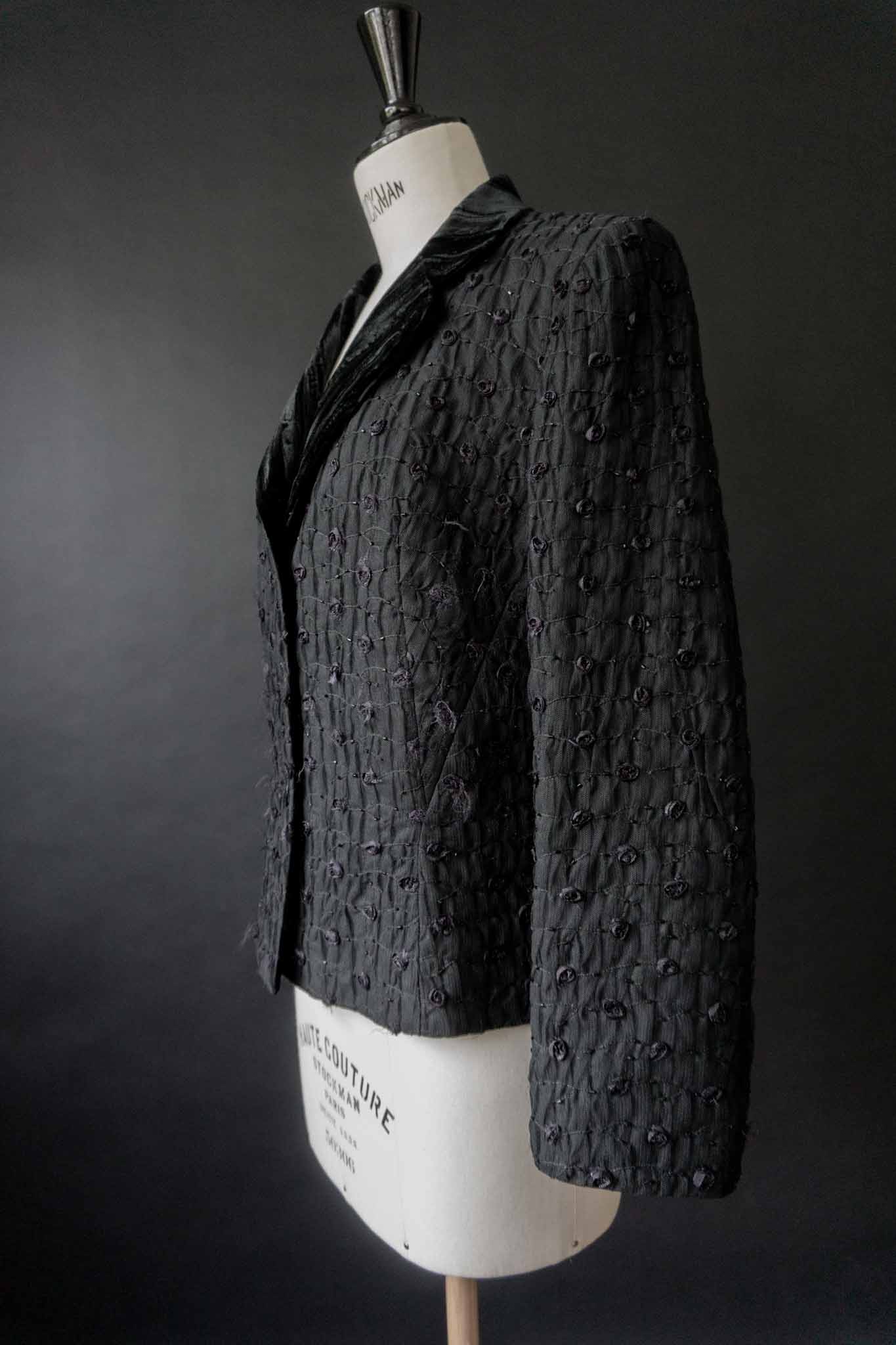 Schwarzer Vintage-Blazer mit Samtkragen und strukturierter Stickerei – feminine Silhouette im Dark Elegance Stil von theplaincircle vintage