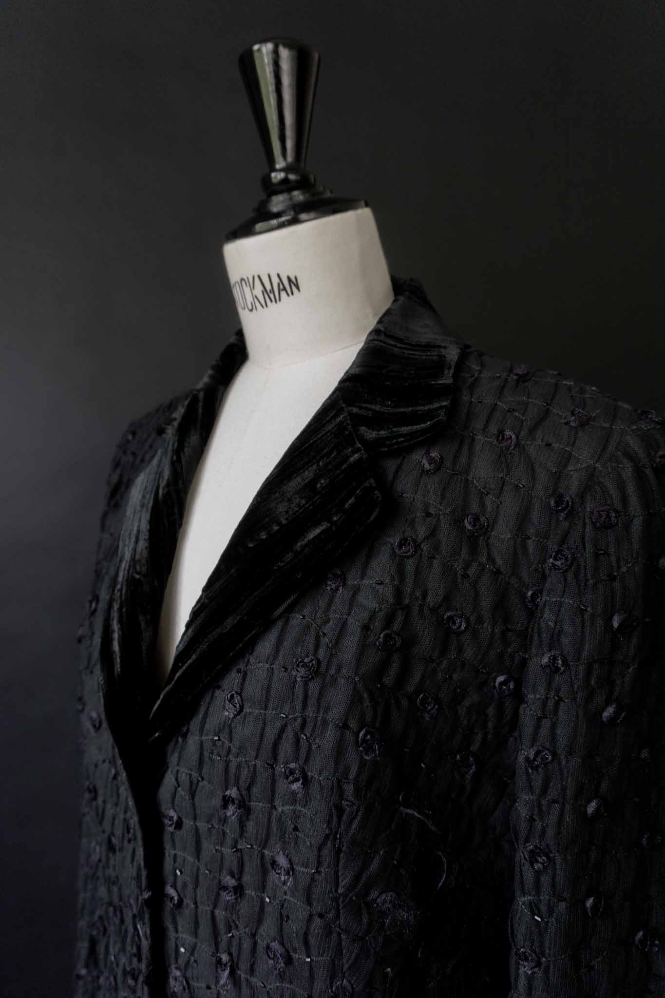 Schwarzer Vintage-Blazer mit Samtkragen und strukturierter Stickerei – feminine Silhouette im Dark Elegance Stil von theplaincircle vintage