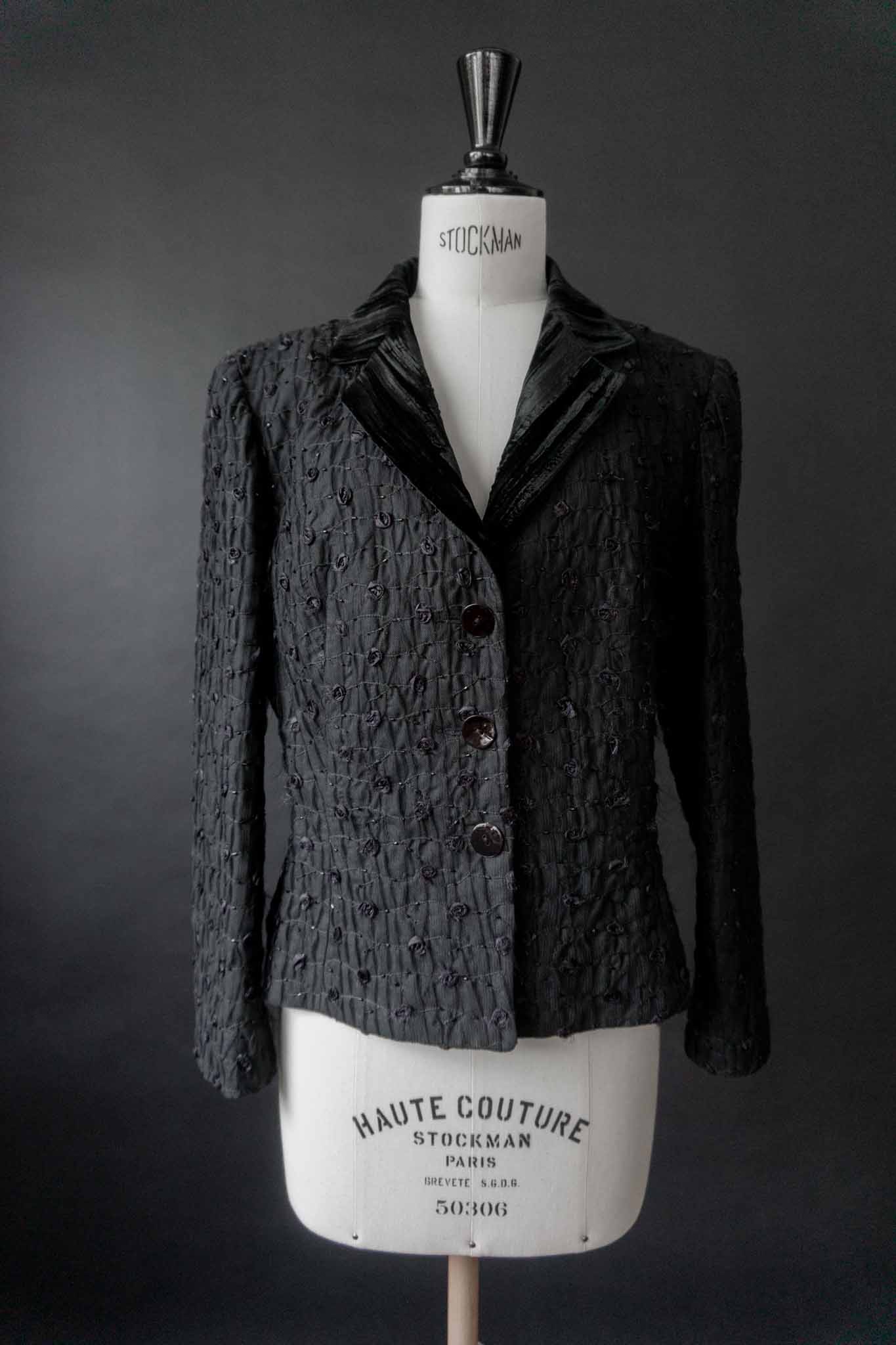 Schwarzer Vintage-Blazer mit Samtkragen und strukturierter Stickerei – feminine Silhouette im Dark Elegance Stil von theplaincircle vintage