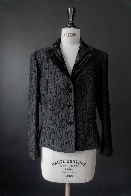 Schwarzer Vintage-Blazer mit Samtkragen und strukturierter Stickerei – feminine Silhouette im Dark Elegance Stil von theplaincircle vintage