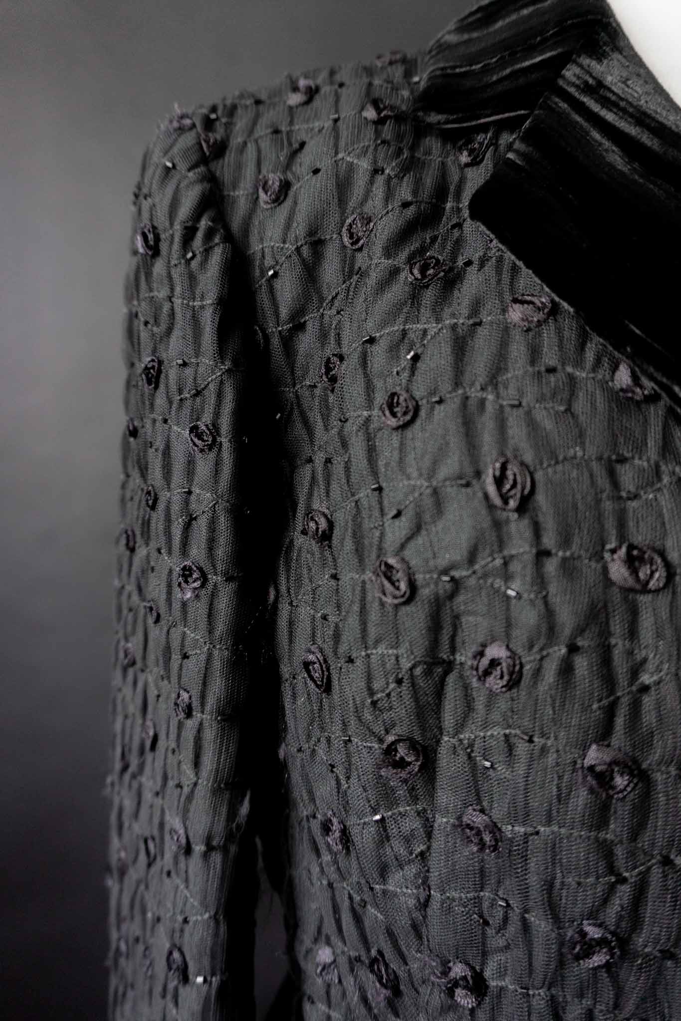 Schwarzer Vintage-Blazer mit Samtkragen und strukturierter Stickerei – feminine Silhouette im Dark Elegance Stil von theplaincircle vintage