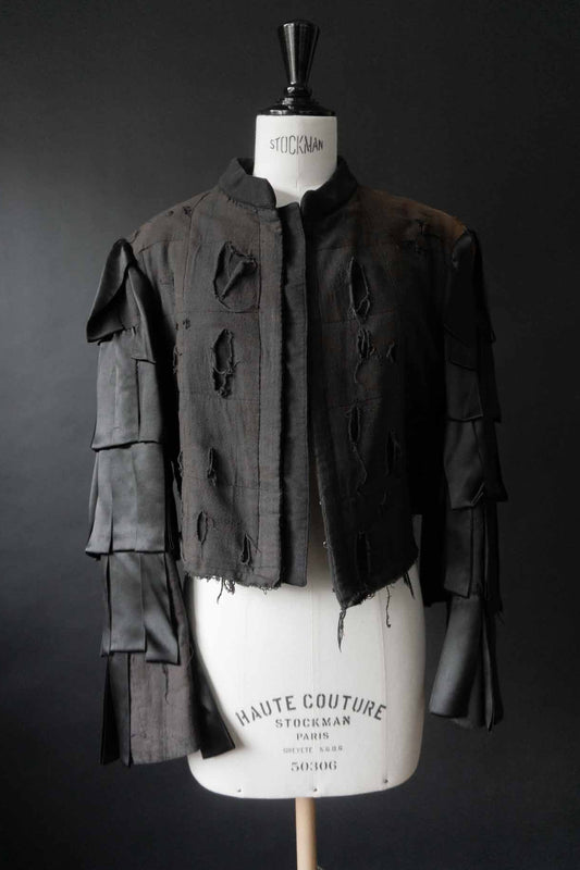 Schwarze Avantgarde-Vintage-Jacke mit Cut-Out-Details und Lagenärmeln – dekonstruiertes Unikat von theplaincircle vintage