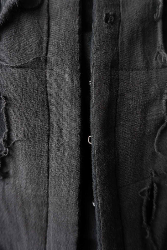 Schwarze Avantgarde-Vintage-Jacke mit Cut-Out-Details und Lagenärmeln – dekonstruiertes Unikat von theplaincircle vintage