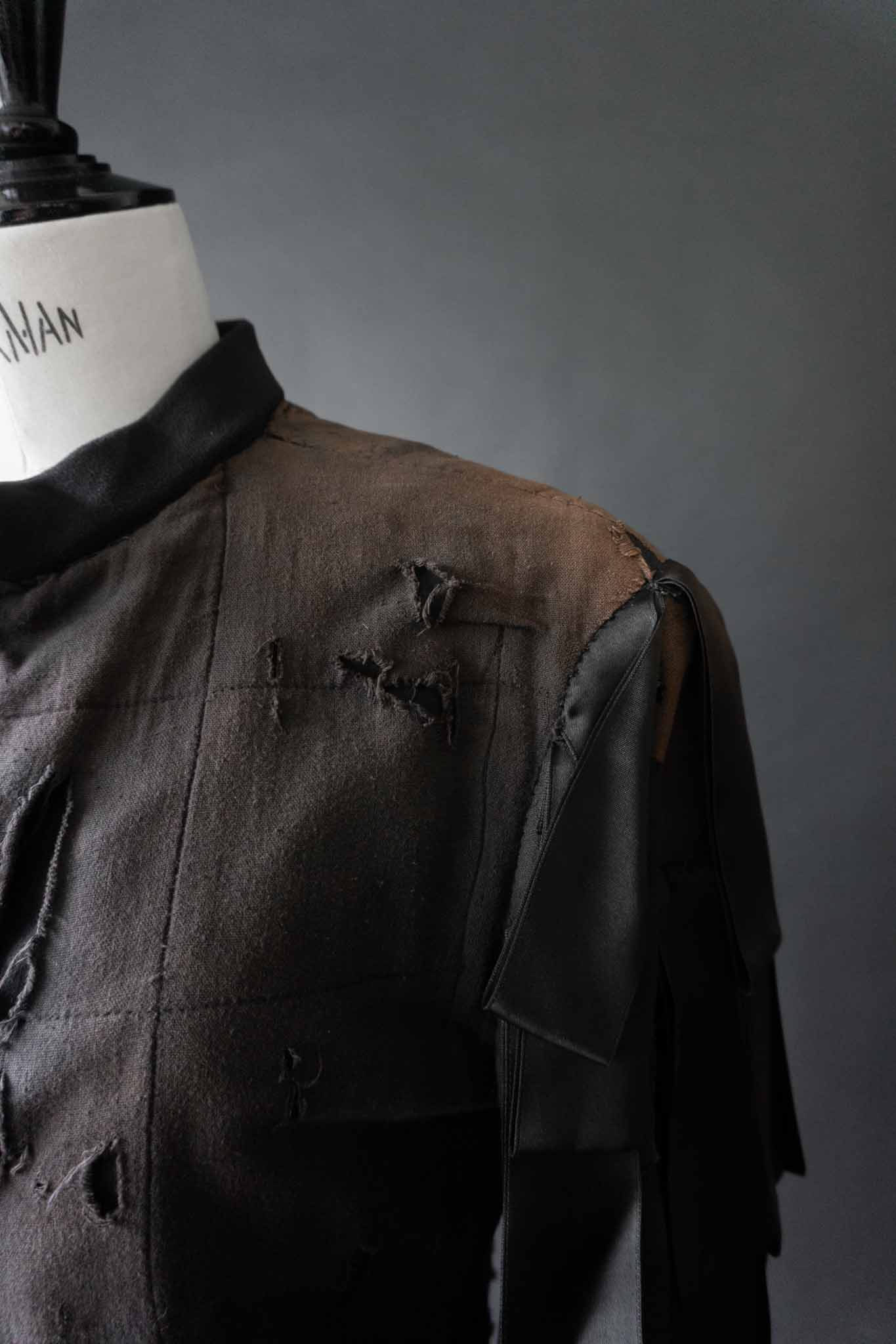 Schwarze Avantgarde-Vintage-Jacke mit Cut-Out-Details und Lagenärmeln – dekonstruiertes Unikat von theplaincircle vintage