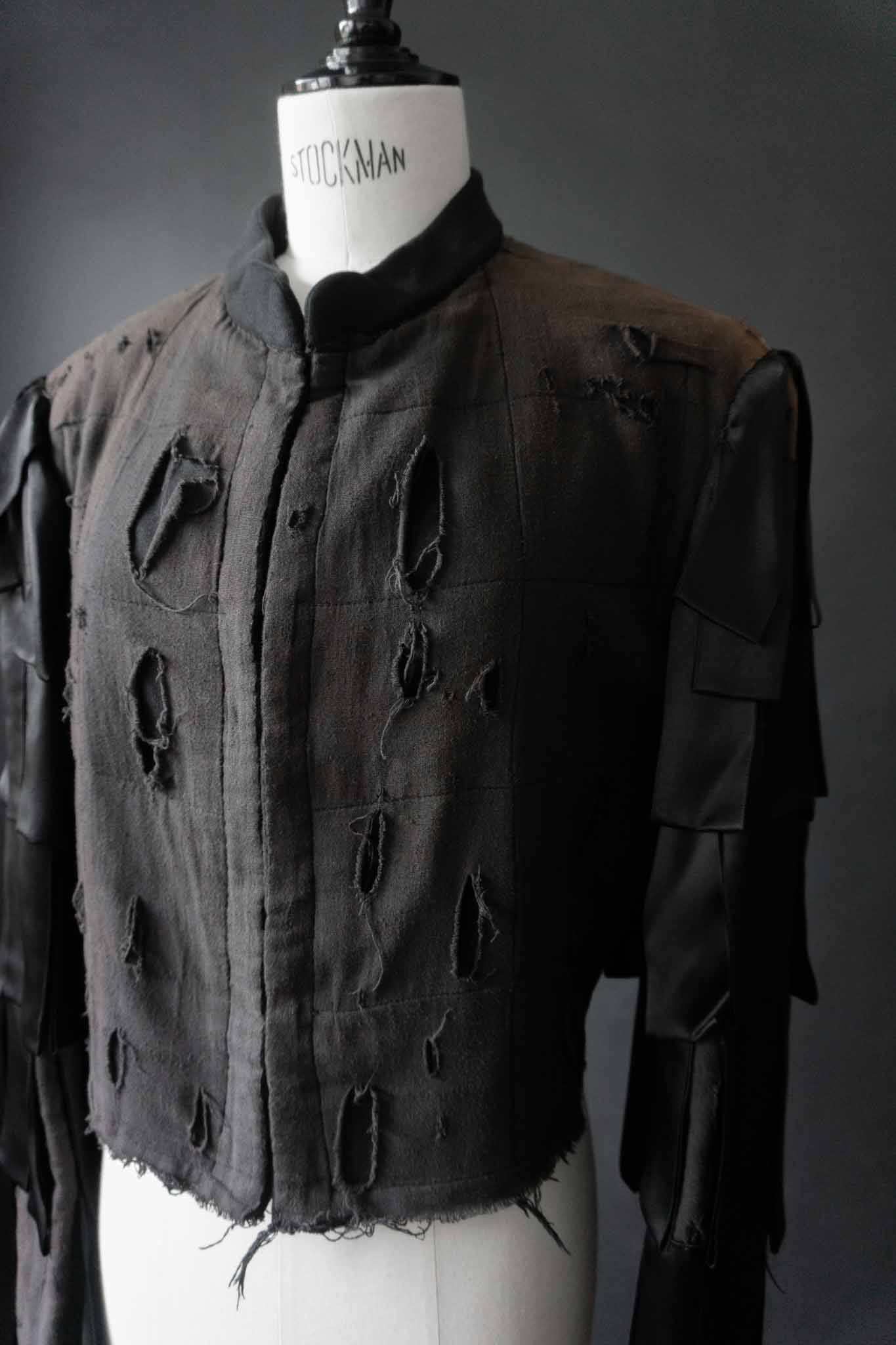 Schwarze Avantgarde-Vintage-Jacke mit Cut-Out-Details und Lagenärmeln – dekonstruiertes Unikat von theplaincircle vintage