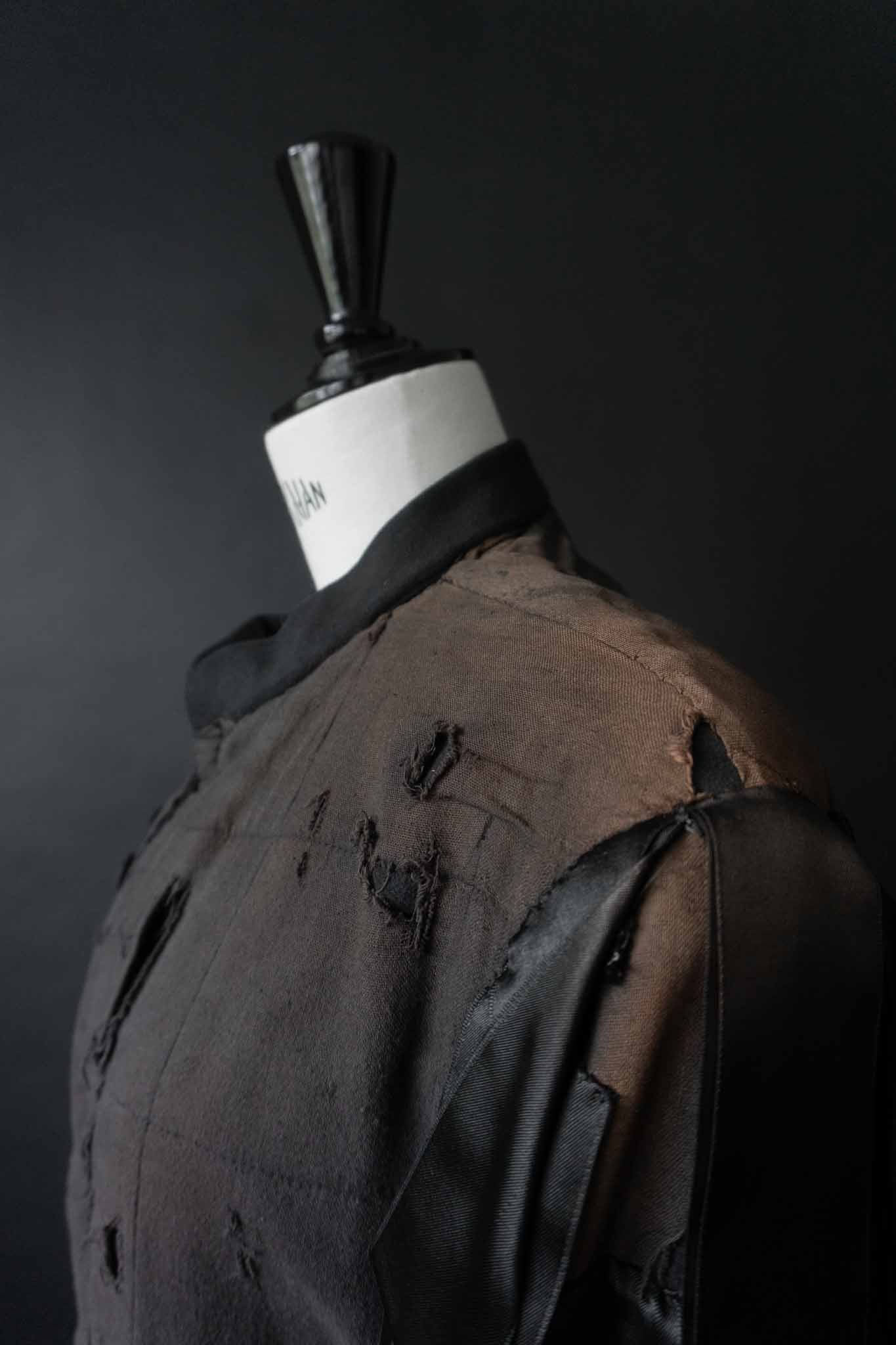 Schwarze Avantgarde-Vintage-Jacke mit Cut-Out-Details und Lagenärmeln – dekonstruiertes Unikat von theplaincircle vintage