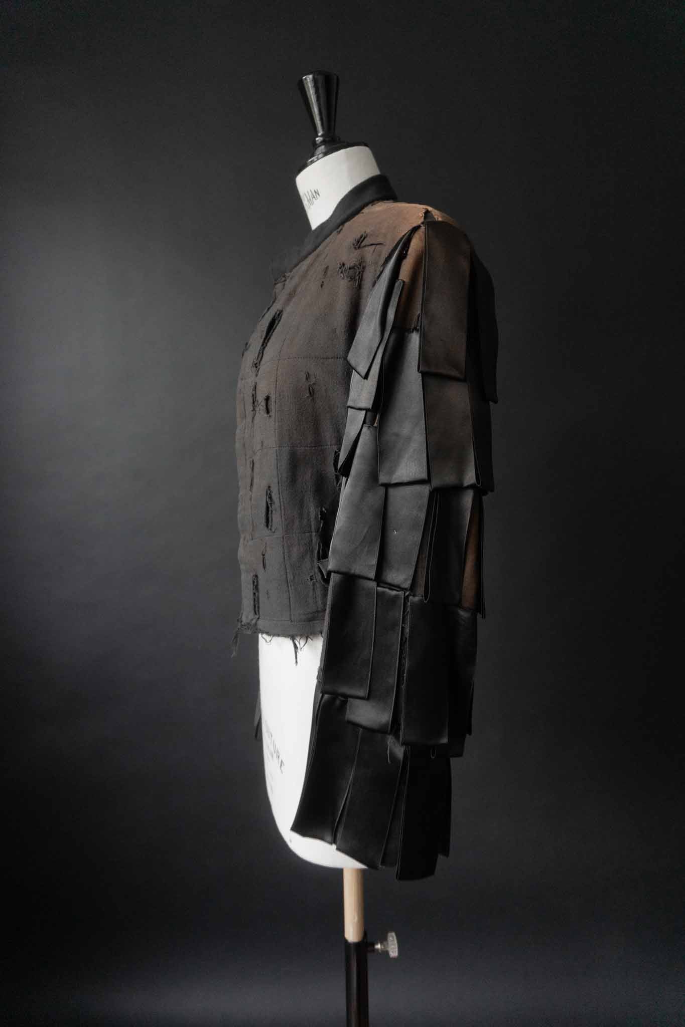 Schwarze Avantgarde-Vintage-Jacke mit Cut-Out-Details und Lagenärmeln – dekonstruiertes Unikat von theplaincircle vintage