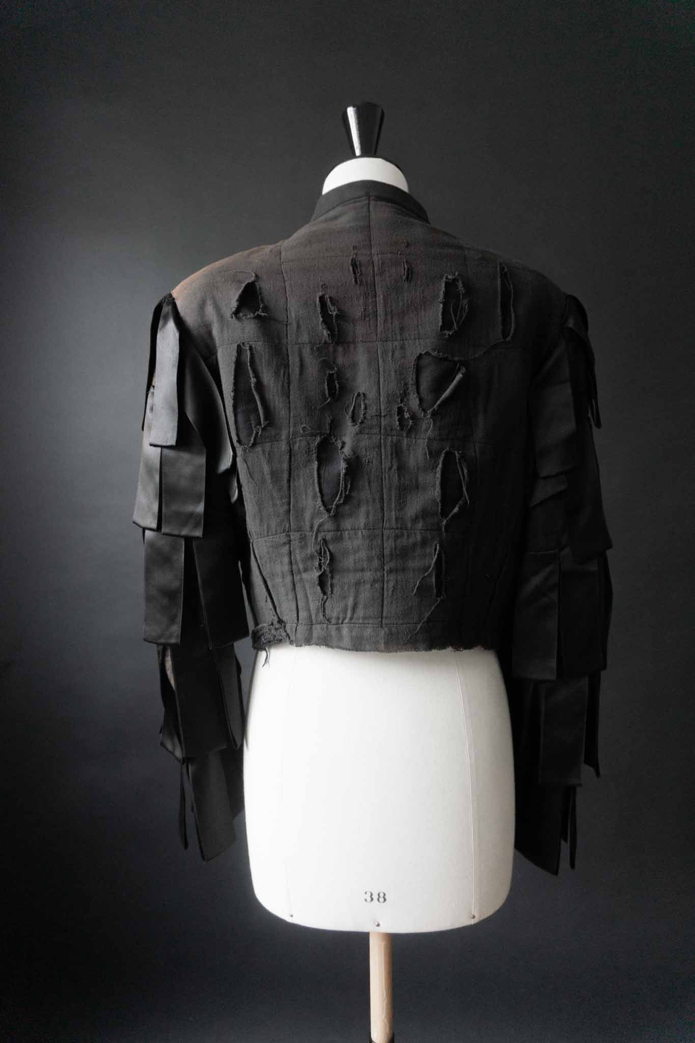 Schwarze Avantgarde-Vintage-Jacke mit Cut-Out-Details und Lagenärmeln – dekonstruiertes Unikat von theplaincircle vintage