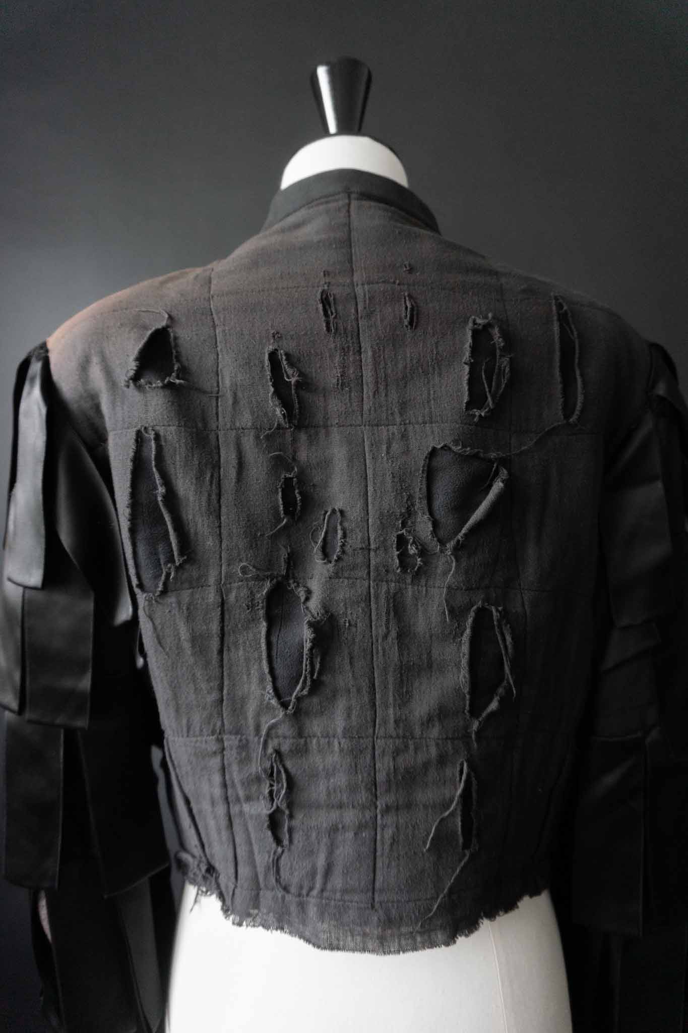 Schwarze Avantgarde-Vintage-Jacke mit Cut-Out-Details und Lagenärmeln – dekonstruiertes Unikat von theplaincircle vintage