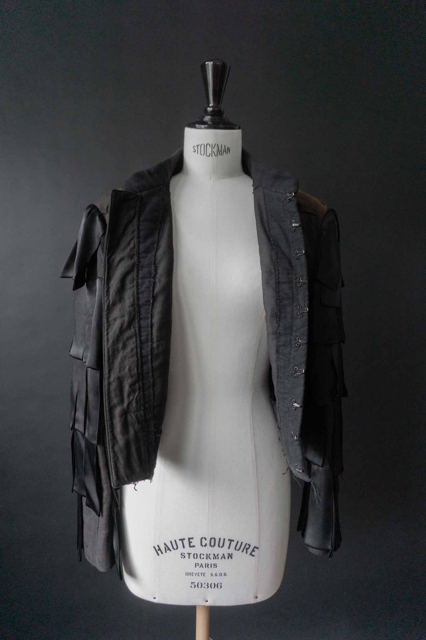 Schwarze Avantgarde-Vintage-Jacke mit Cut-Out-Details und Lagenärmeln – dekonstruiertes Unikat von theplaincircle vintage