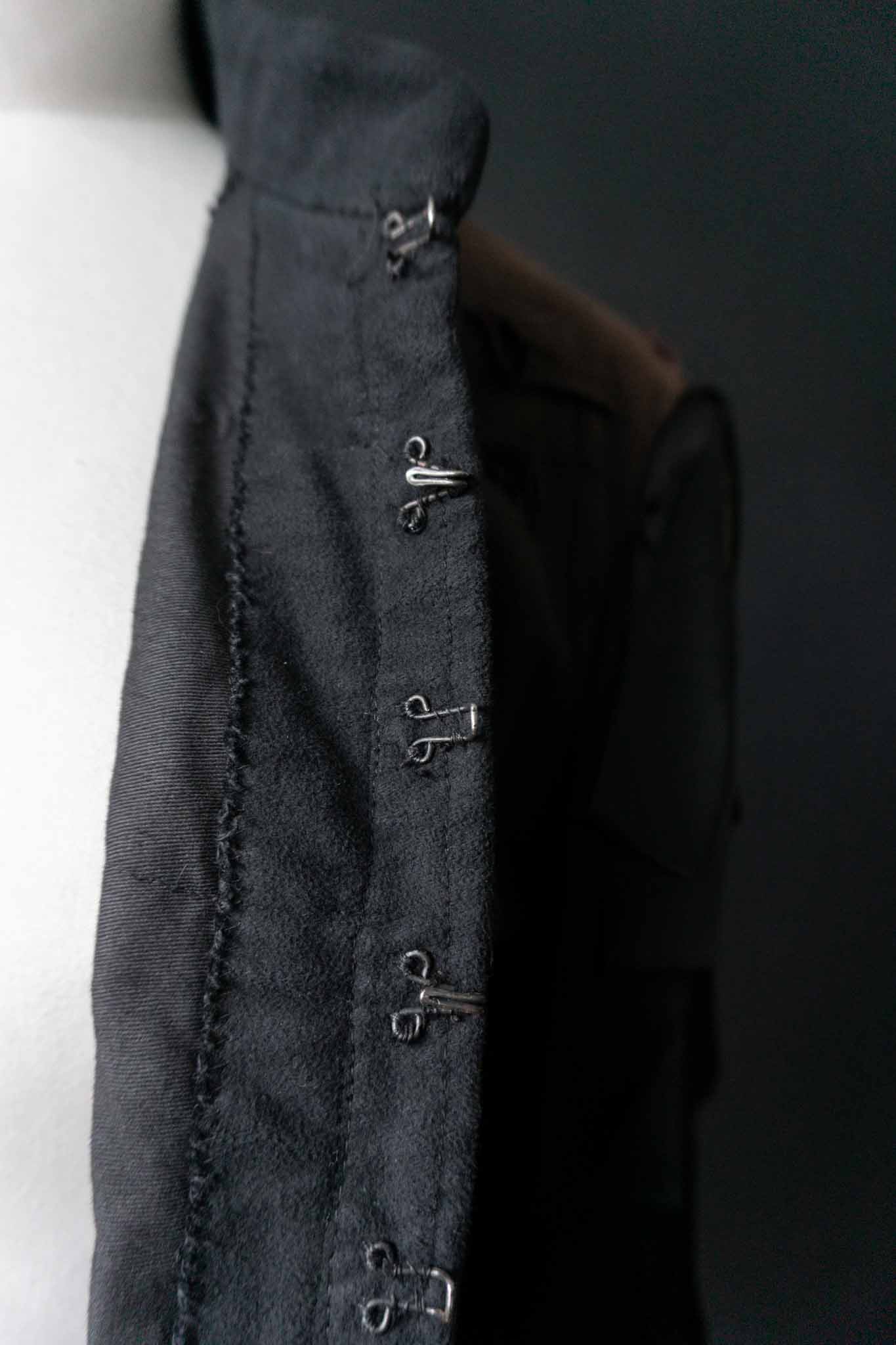 Schwarze Avantgarde-Vintage-Jacke mit Cut-Out-Details und Lagenärmeln – dekonstruiertes Unikat von theplaincircle vintage