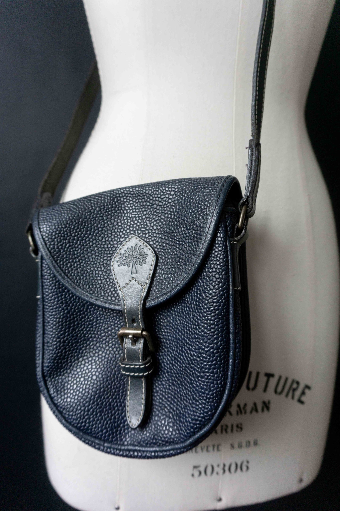 Vintage 80s Mulberry Crossbody Bag aus dunkelblauem Leder theplaincircle vintage