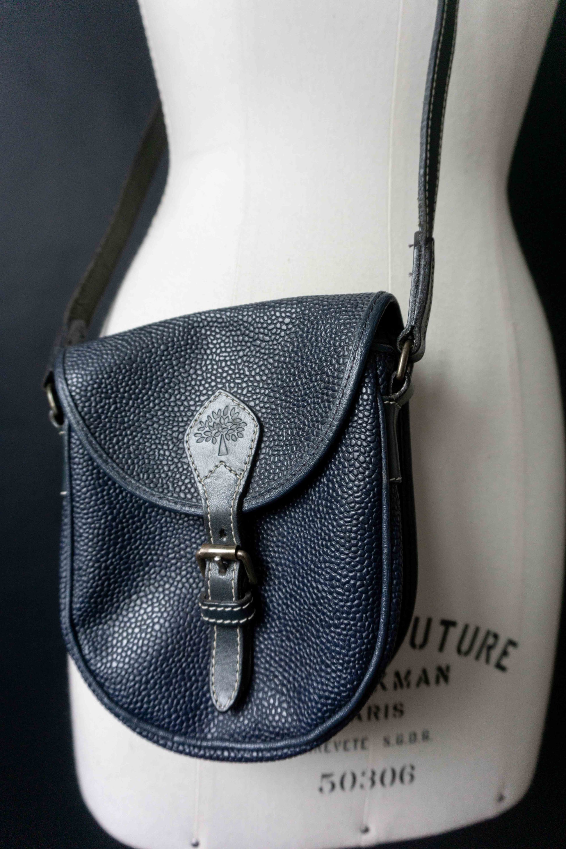 Vintage 80s Mulberry Crossbody Bag aus dunkelblauem Leder theplaincircle vintage