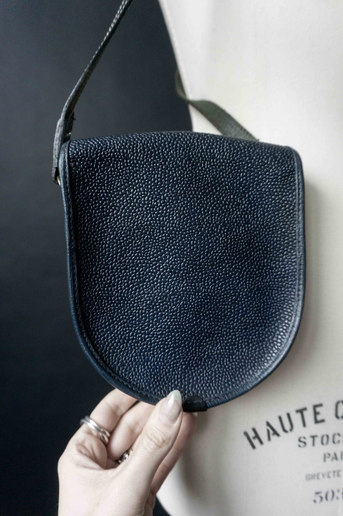 Vintage 80s Mulberry Crossbody Bag aus dunkelblauem Leder theplaincircle vintage