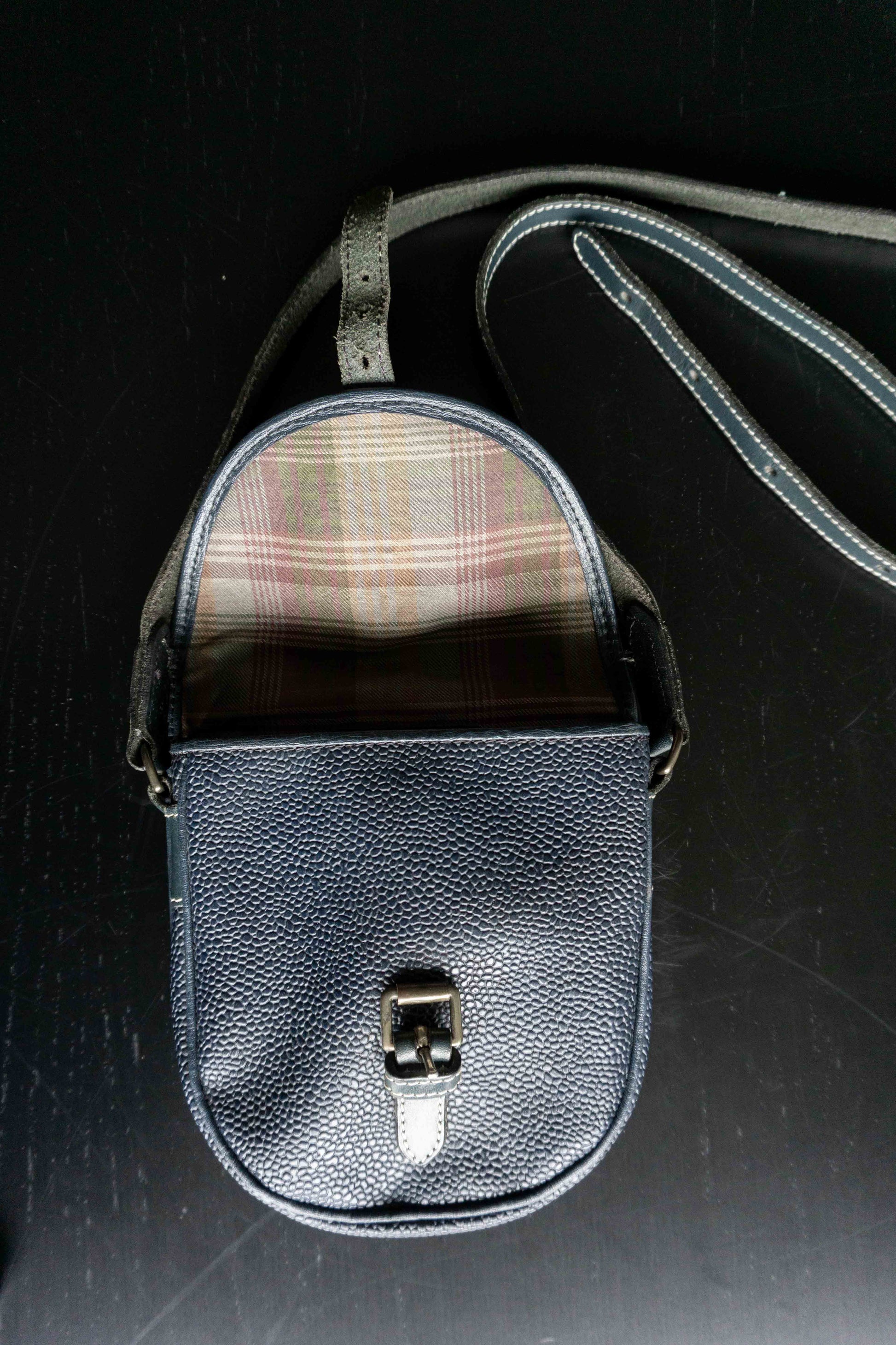 Vintage 80s Mulberry Crossbody Bag aus dunkelblauem Leder theplaincircle vintage