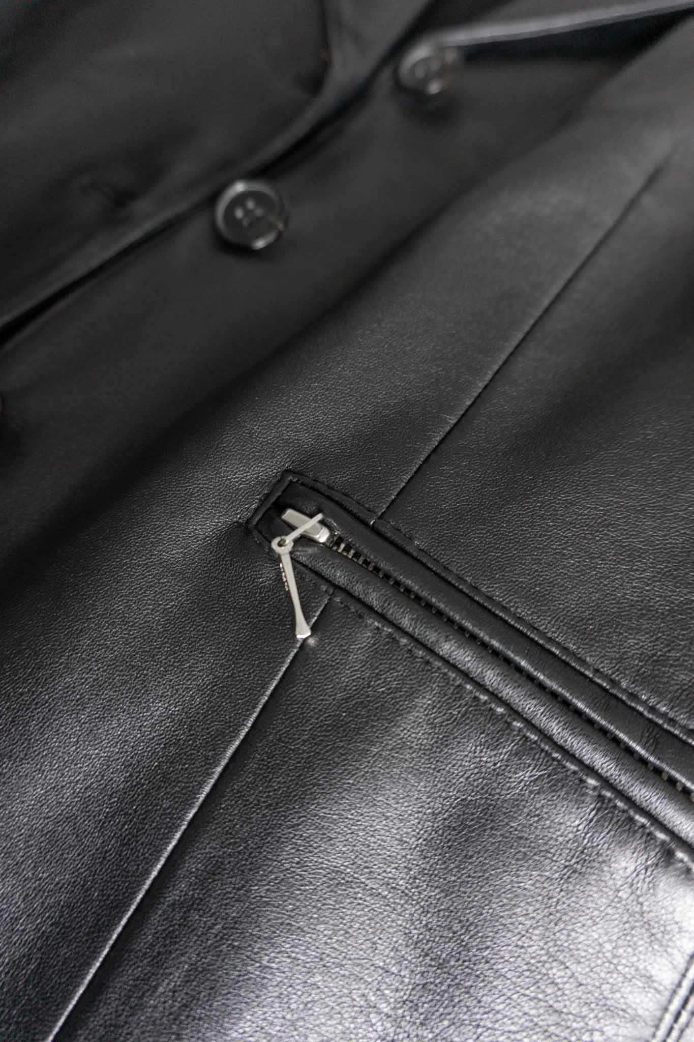 Taillierter schwarzer Vintage Leder-Blazer mit Revers und Reißverschlusstaschen