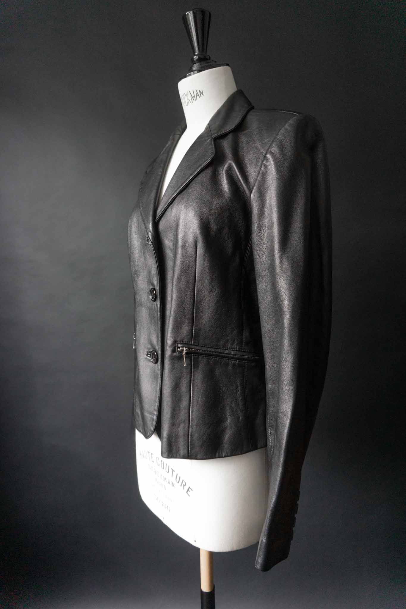 Taillierter schwarzer Vintage Leder-Blazer mit Revers und Reißverschlusstaschen