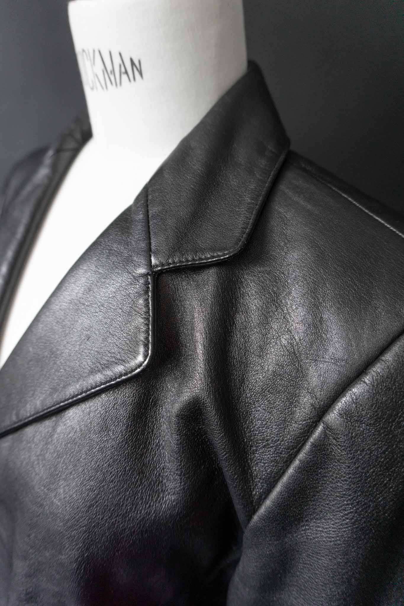 Taillierter schwarzer Vintage Leder-Blazer mit Revers und Reißverschlusstaschen