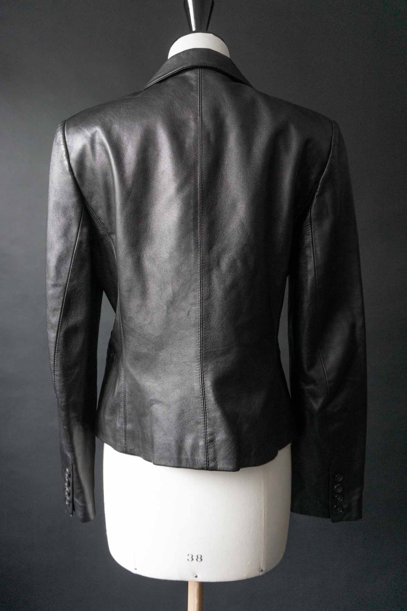 Taillierter schwarzer Vintage Leder-Blazer mit Revers und Reißverschlusstaschen