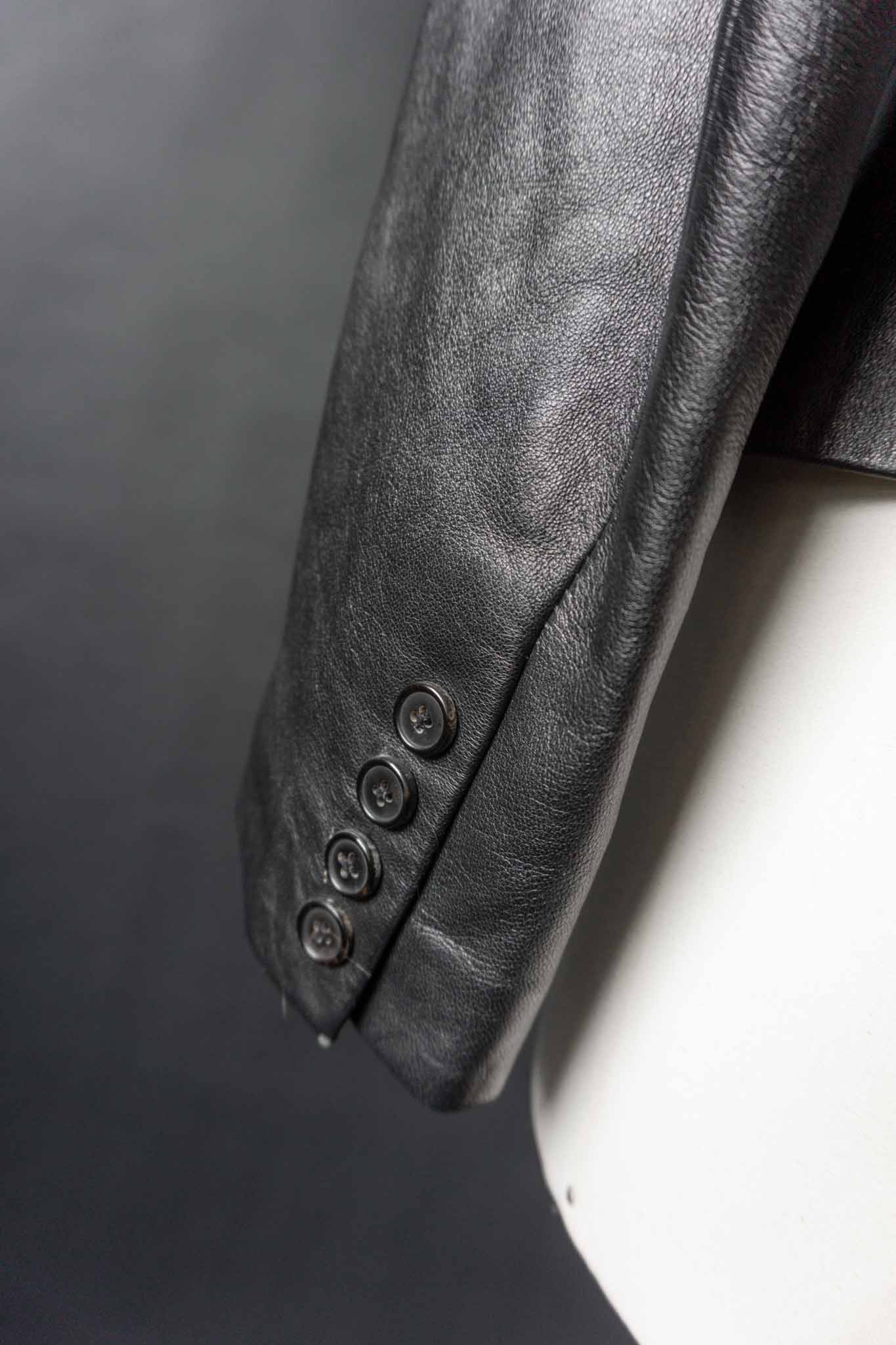 Taillierter schwarzer Vintage Leder-Blazer mit Revers und Reißverschlusstaschen