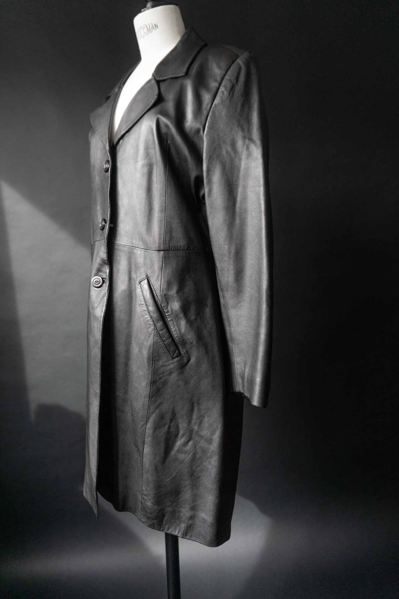 Knielanger schwarzer Vintage Ledermantel mit drei Knöpfen