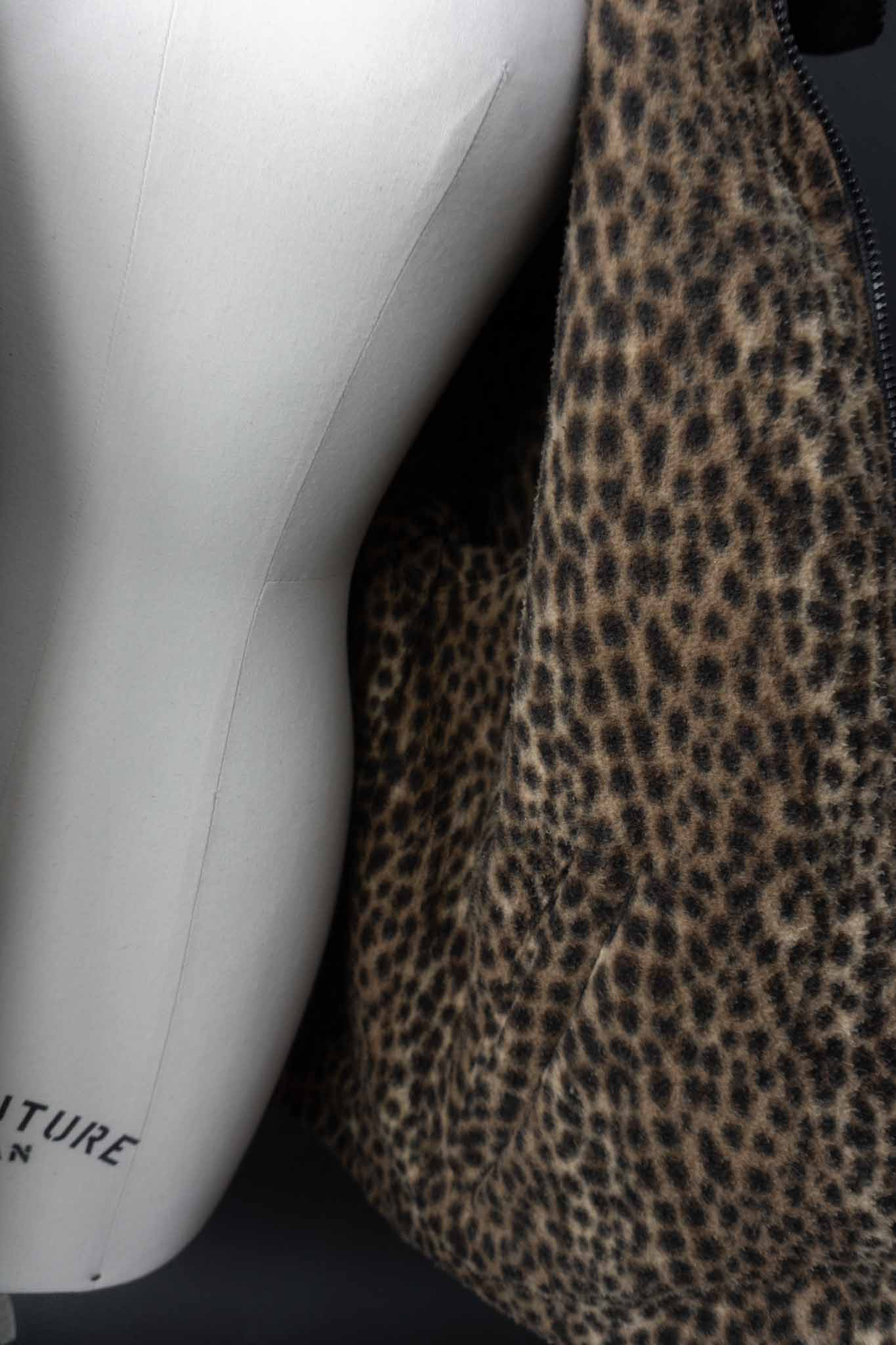 Vintage 80s Wendejacke Schwarz Leopard Fake Fur mit Kapuze und Oversize-Schnitt