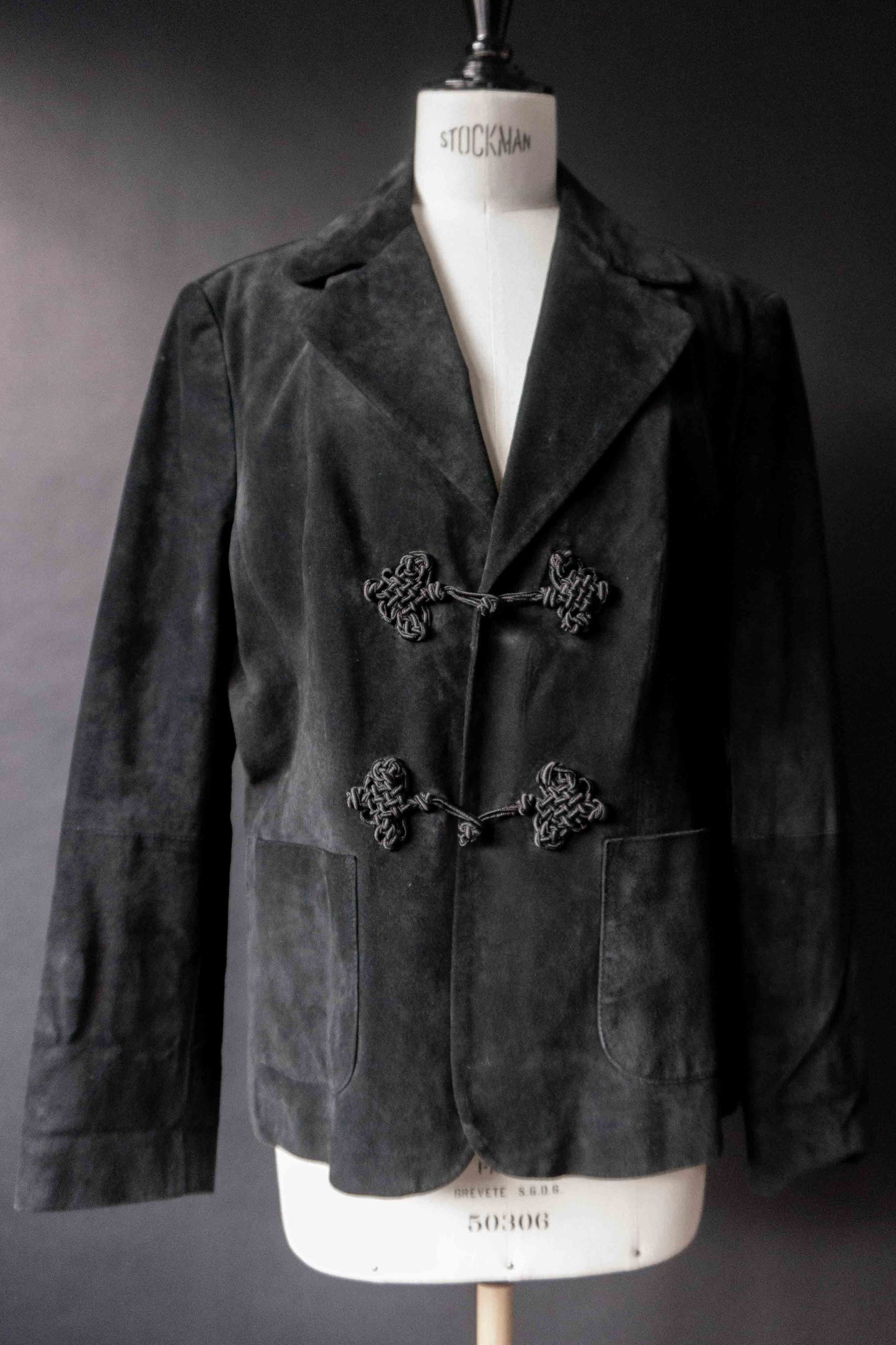 Schwarze Wildlederjacke Vintage 90er – Suede Jacket mit Mandarin-Verschluss, M–L theplaincircle vintage