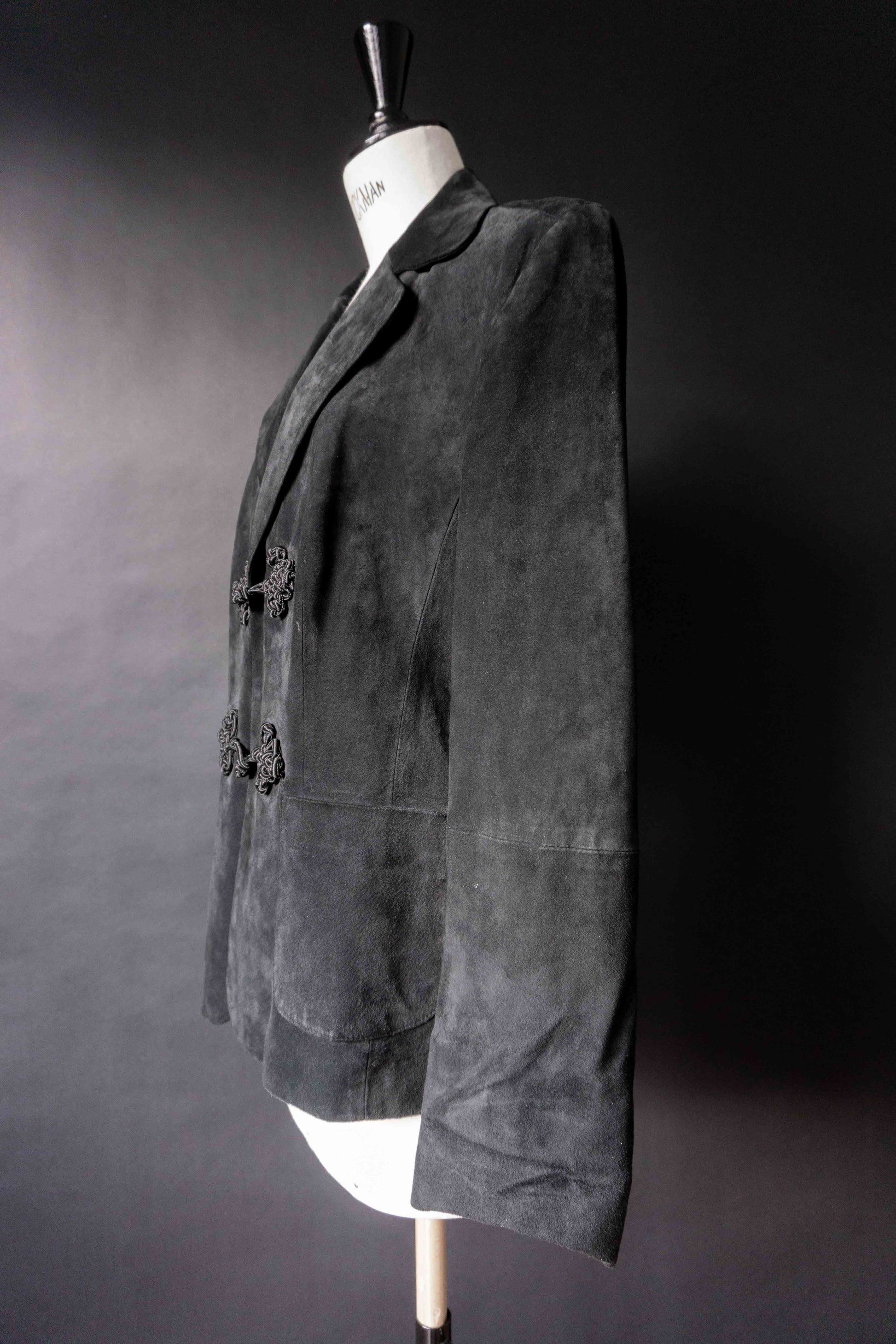 Schwarze Wildlederjacke Vintage 90er – Suede Jacket mit Mandarin-Verschluss, M–L theplaincircle vintage