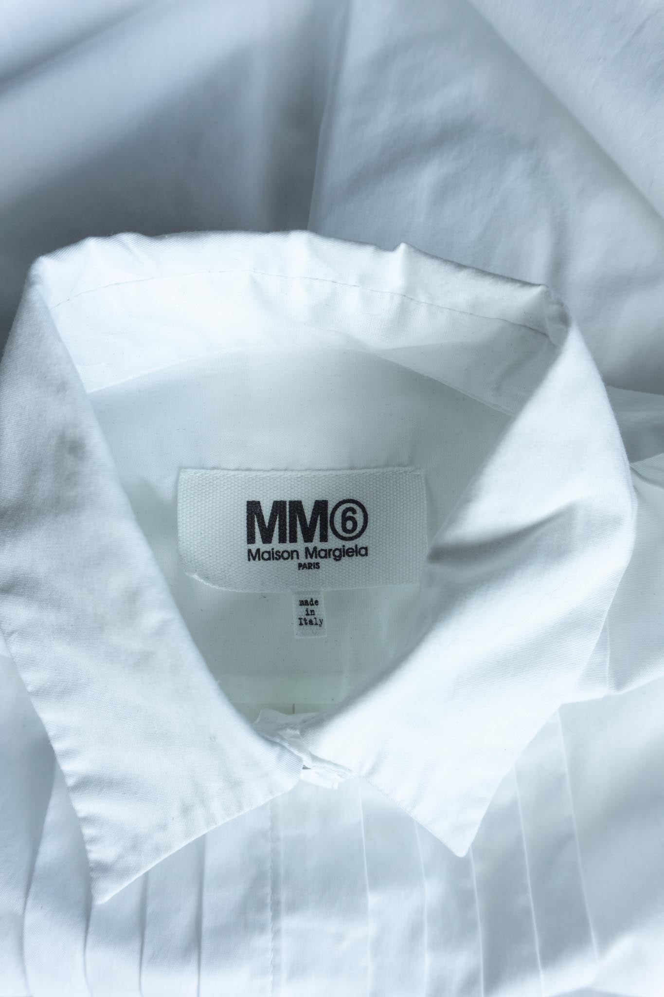 Maison Margiela MM6 Smokingbluse in Weiß mit Biesen – Avant Garde Minimalism, S–L theplaincircle vintage