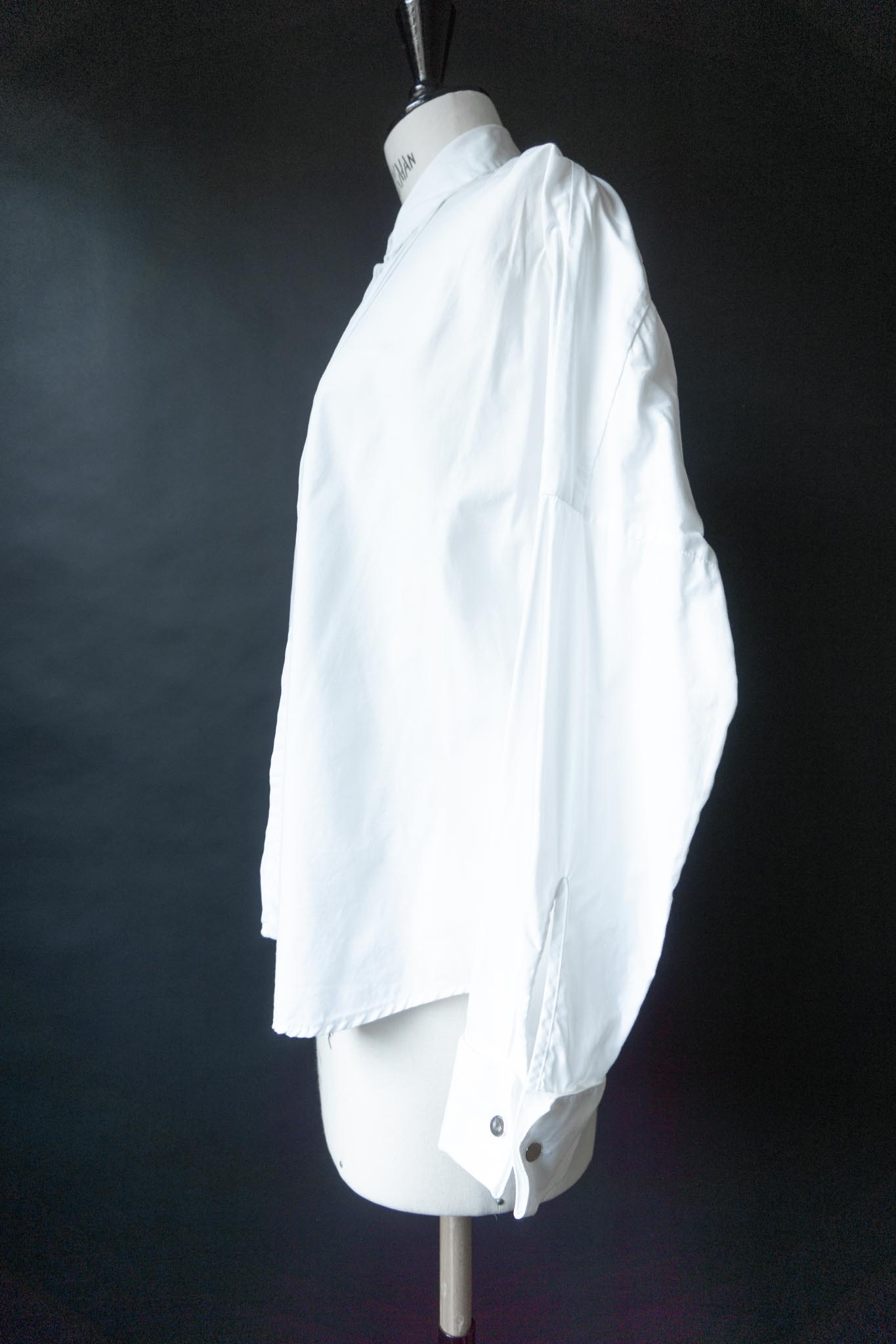 Maison Margiela MM6 Smokingbluse in Weiß mit Biesen – Avant Garde Minimalism, S–L theplaincircle vintage