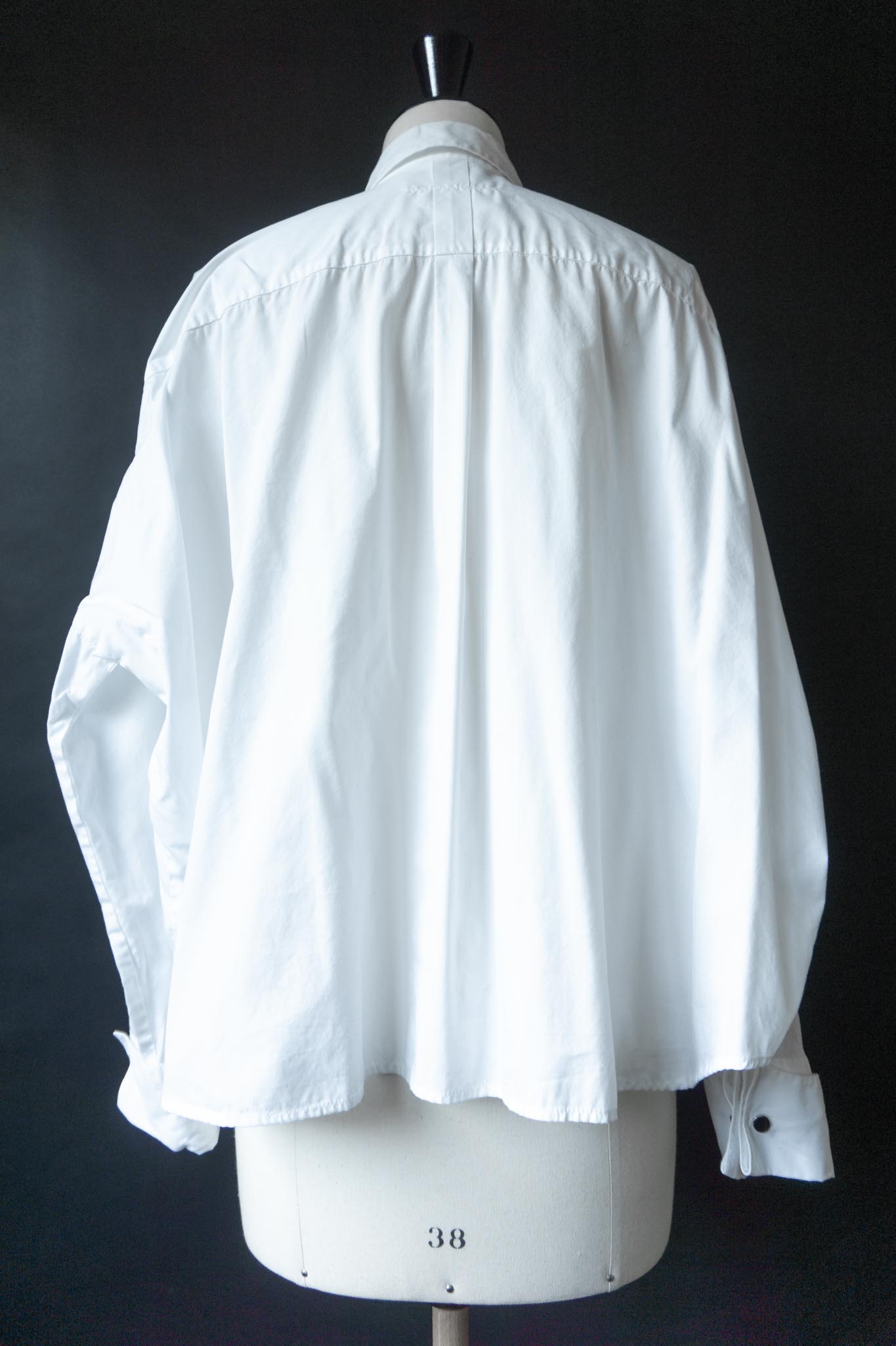 Maison Margiela MM6 Smokingbluse in Weiß mit Biesen – Avant Garde Minimalism, S–L theplaincircle vintage