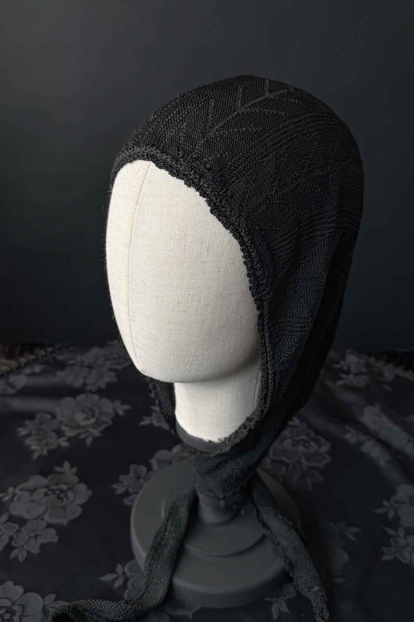 Antike schwarze Strickhaube mit langen Bindebändern