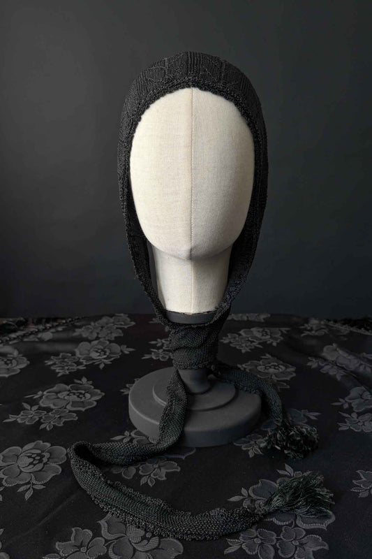 Antike schwarze Strickhaube mit langen Bindebändern
