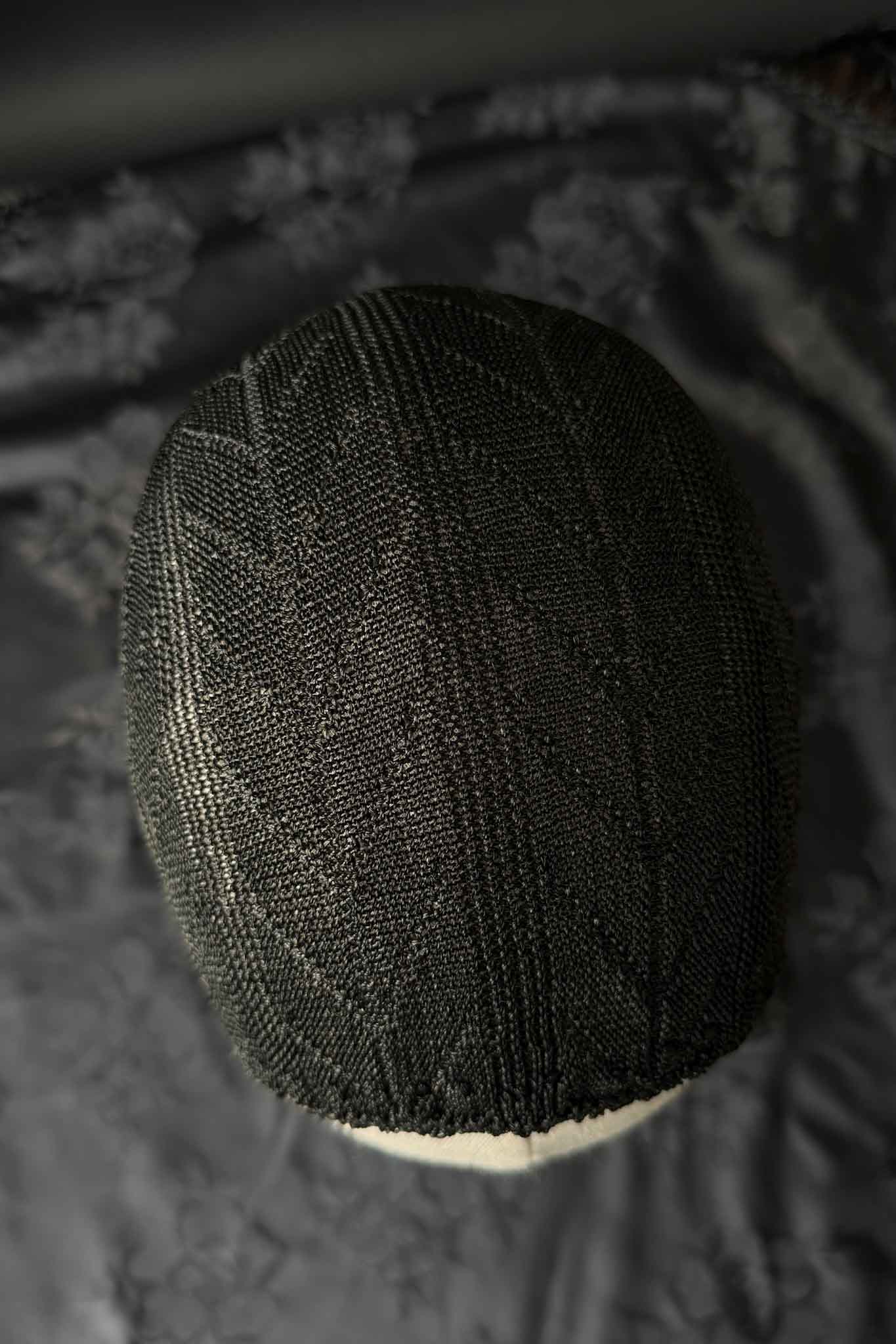 Antike schwarze Strickhaube mit langen Bindebändern