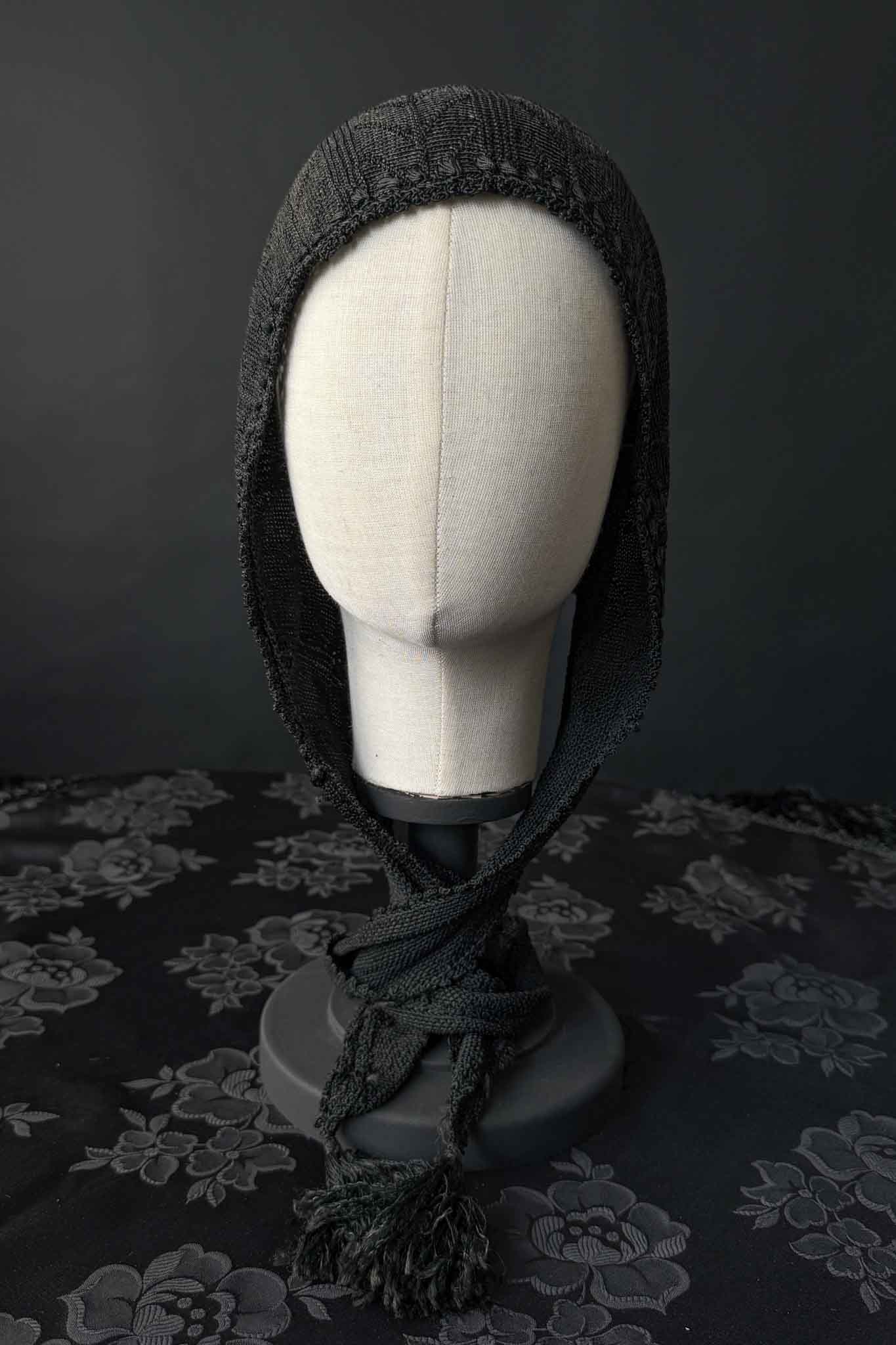 Antike schwarze Strickhaube mit langen Bindebändern