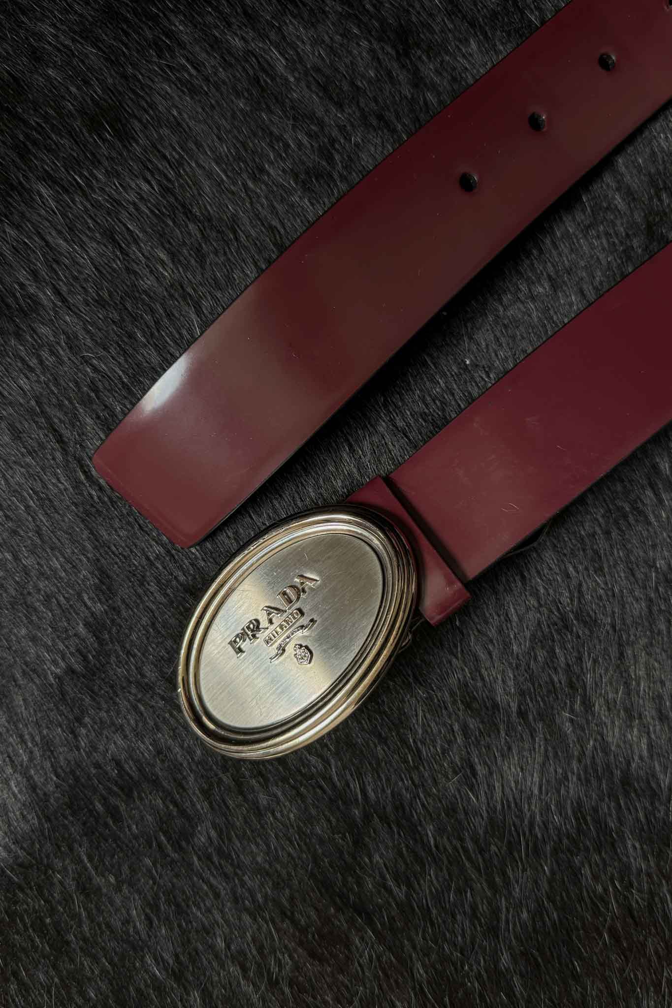 Vintage Prada Vintage Gürtel Bordeaux mit Logo Schließe 95